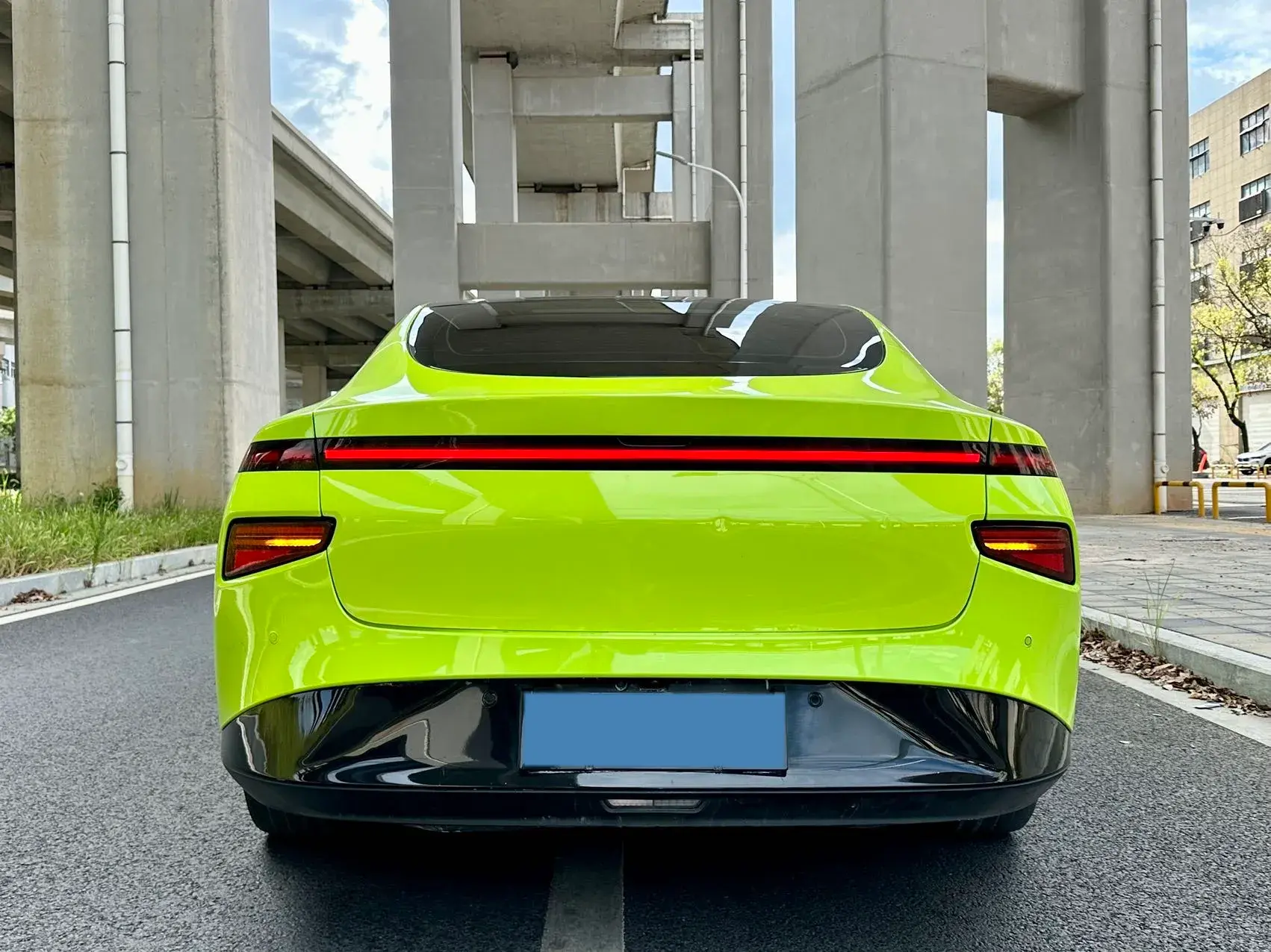 2022 XPENG P7 thumbnail 4