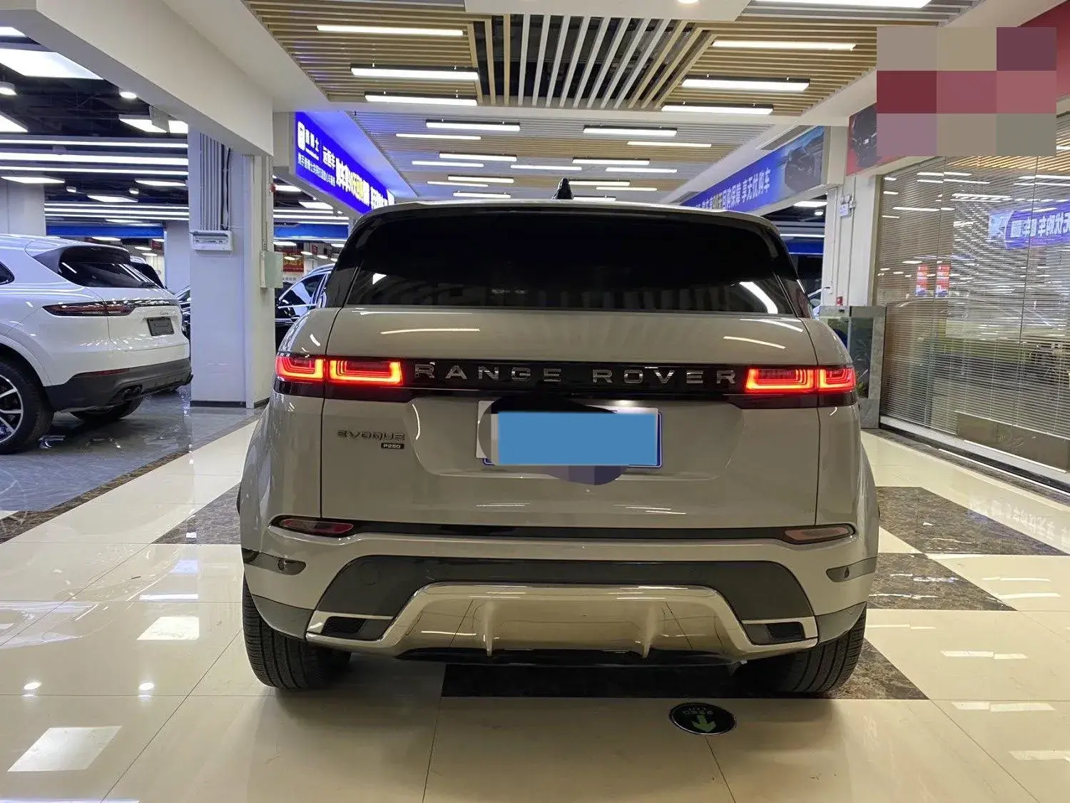 2023 LAND ROVER thumbnail 4