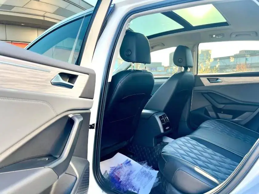 2024 VOLKSWAGEN SAGITAR thumbnail 2