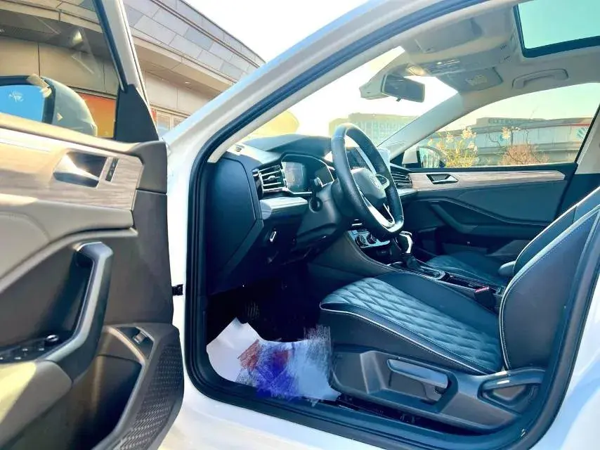 2024 VOLKSWAGEN SAGITAR thumbnail 3