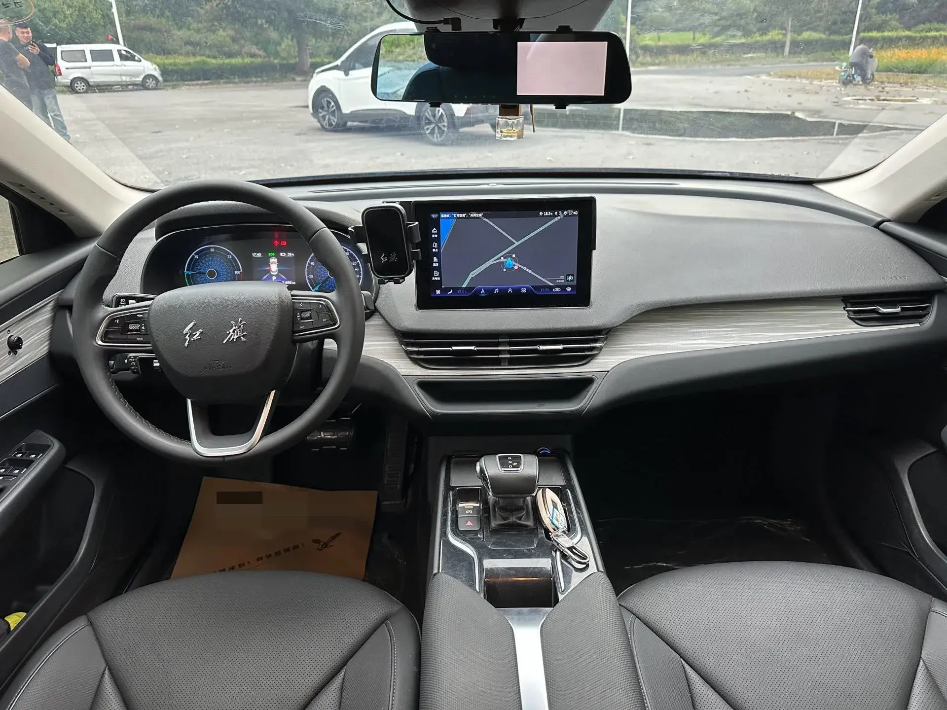 2024 HONGQI E-QM5 thumbnail 4