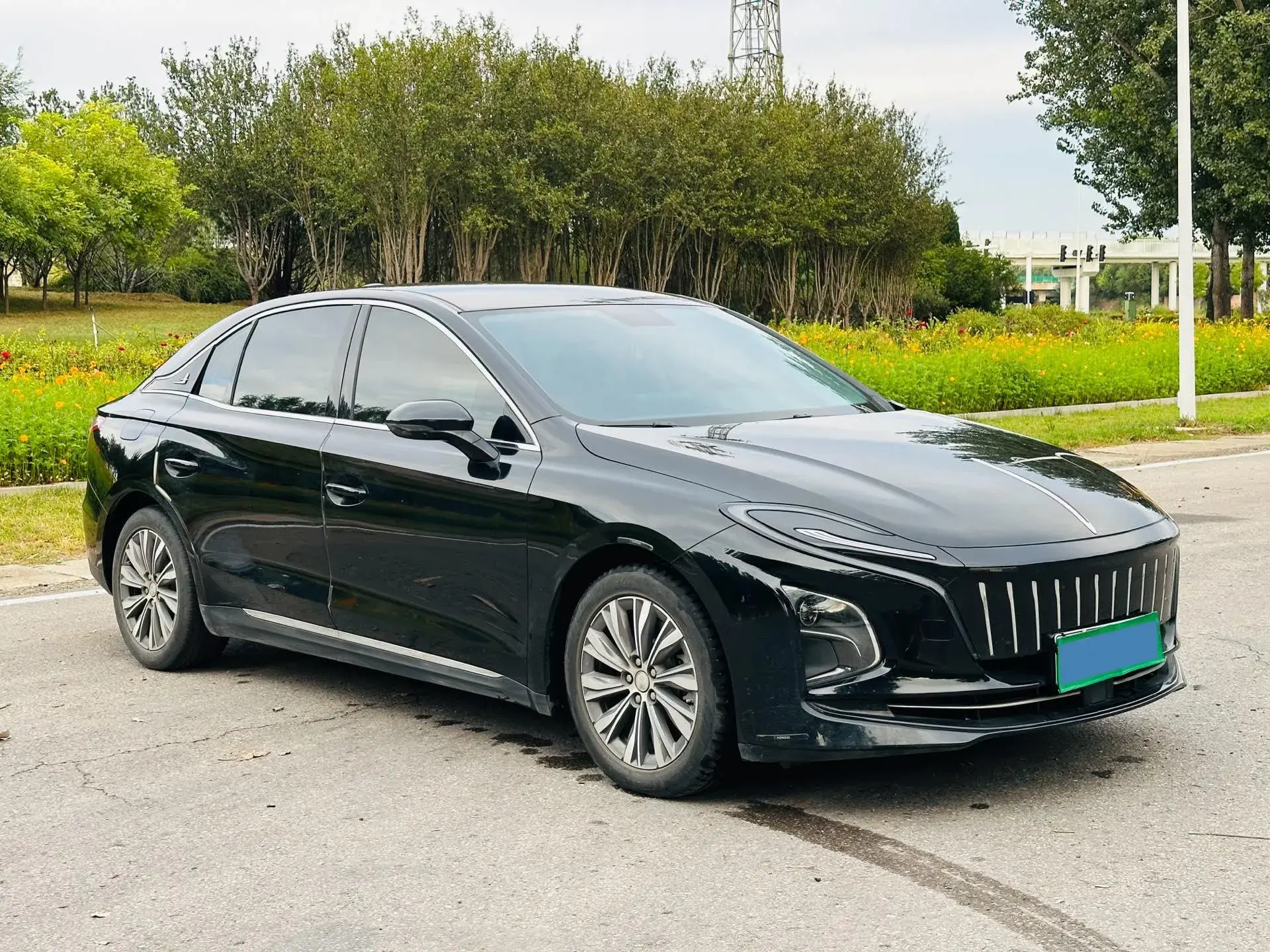 2024 HONGQI E-QM5 thumbnail 3