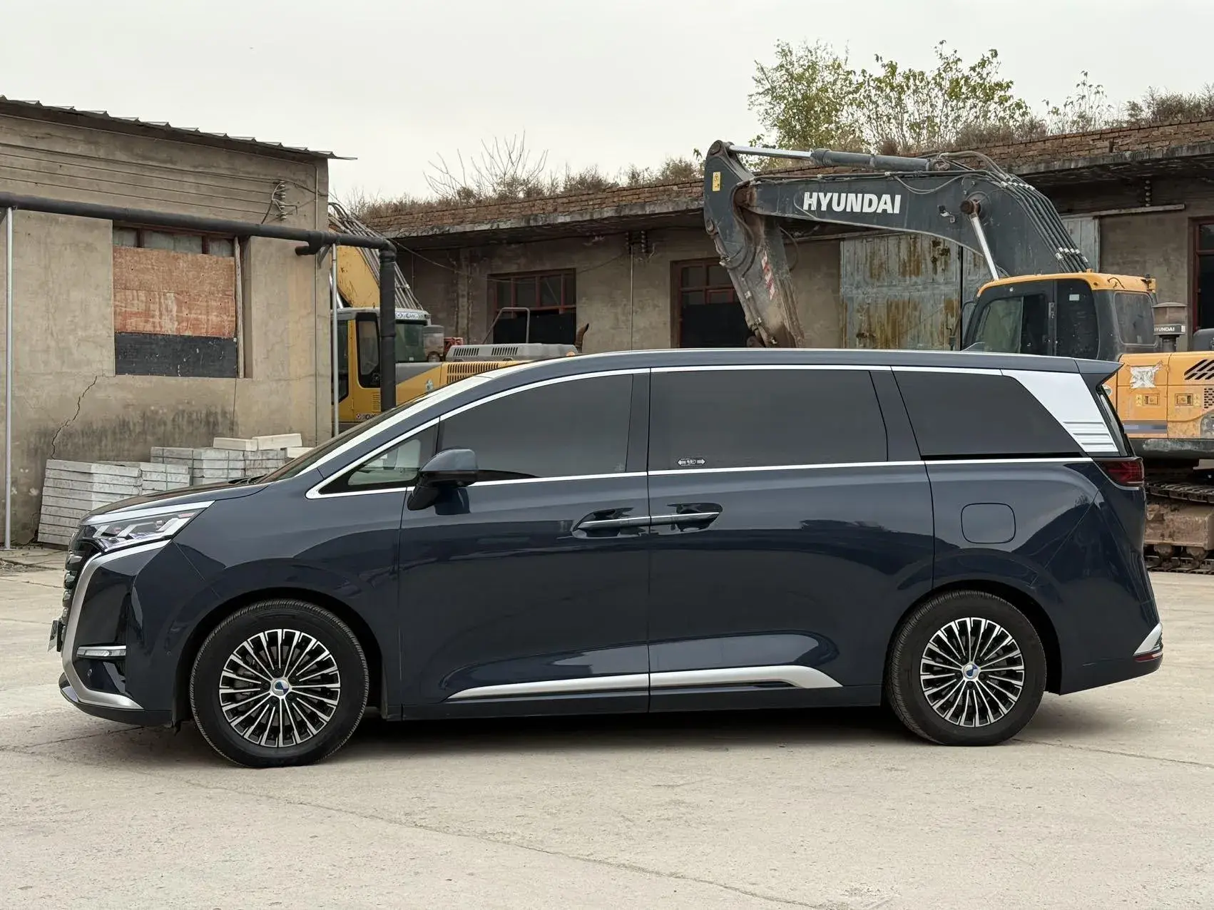 2022 DENZA D9 thumbnail 3