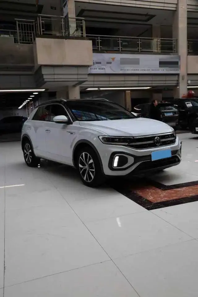 2023 VOLKSWAGEN T-ROC thumbnail 2