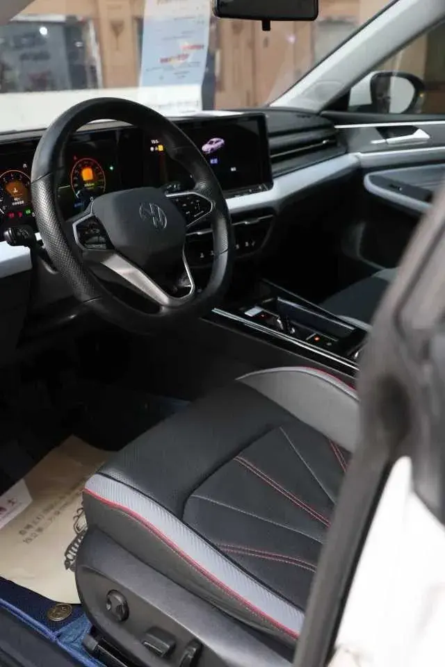 2023 VOLKSWAGEN LAMANDO thumbnail 3