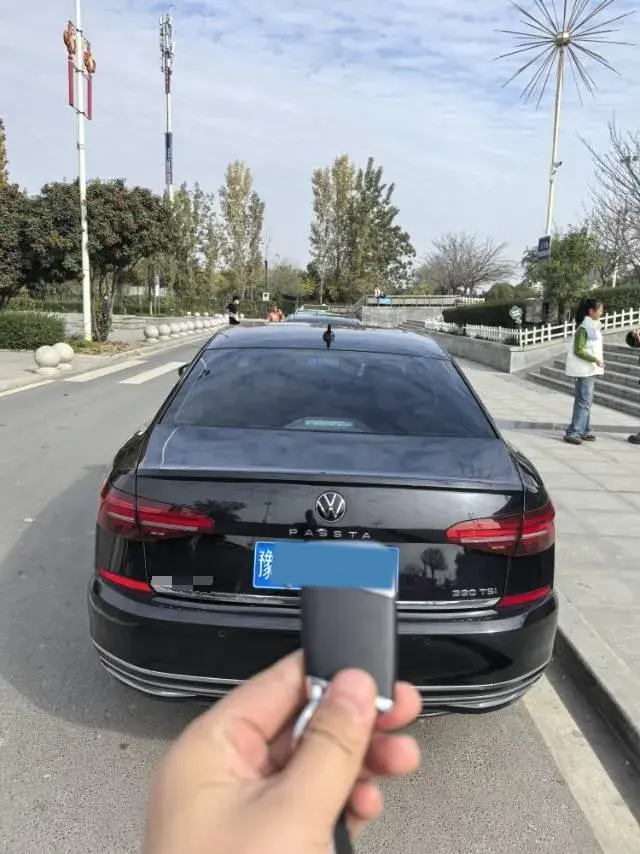 2020 VOLKSWAGEN PASSAT thumbnail 3