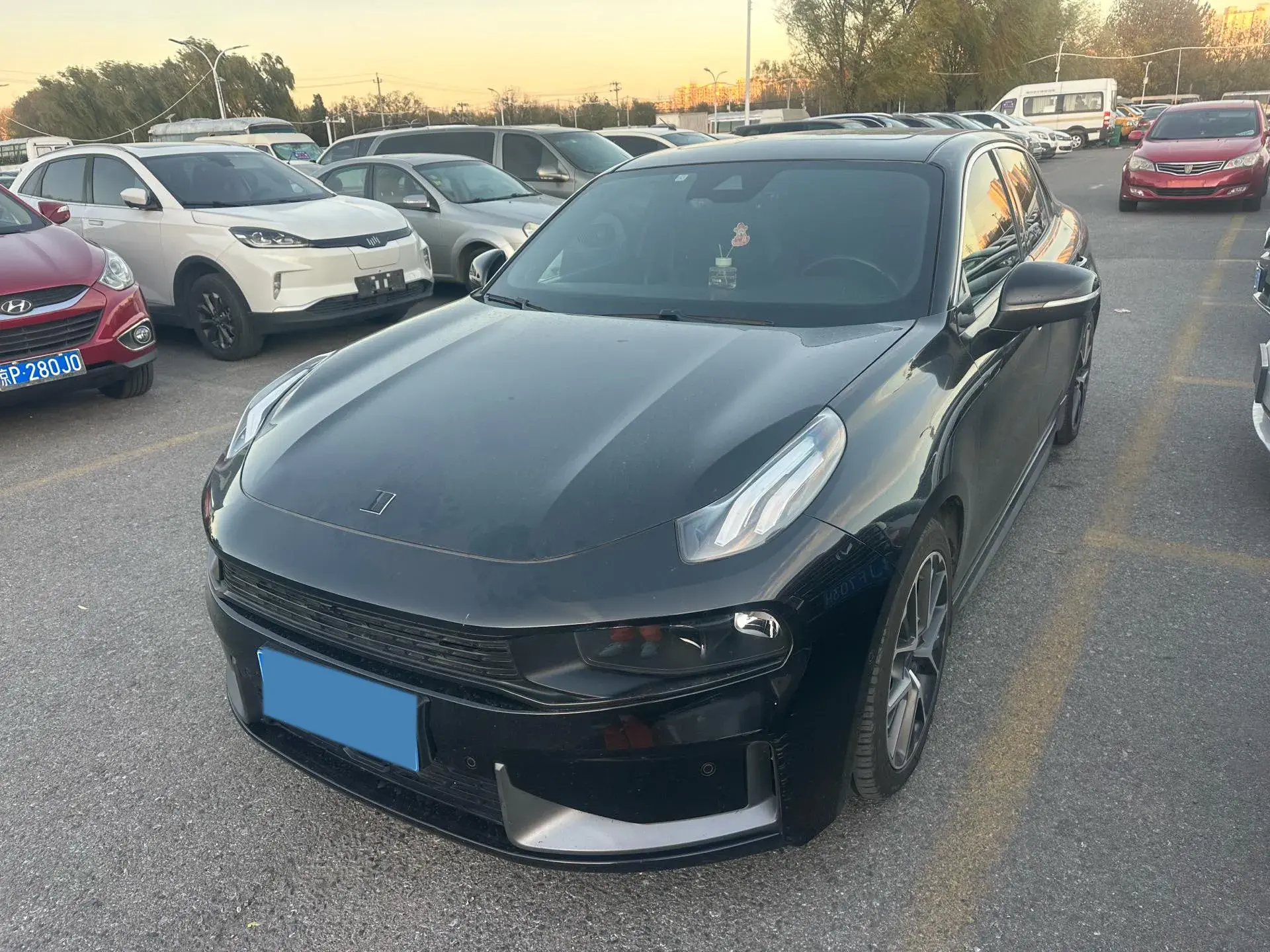 2018 LYNK&CO 03 view 1