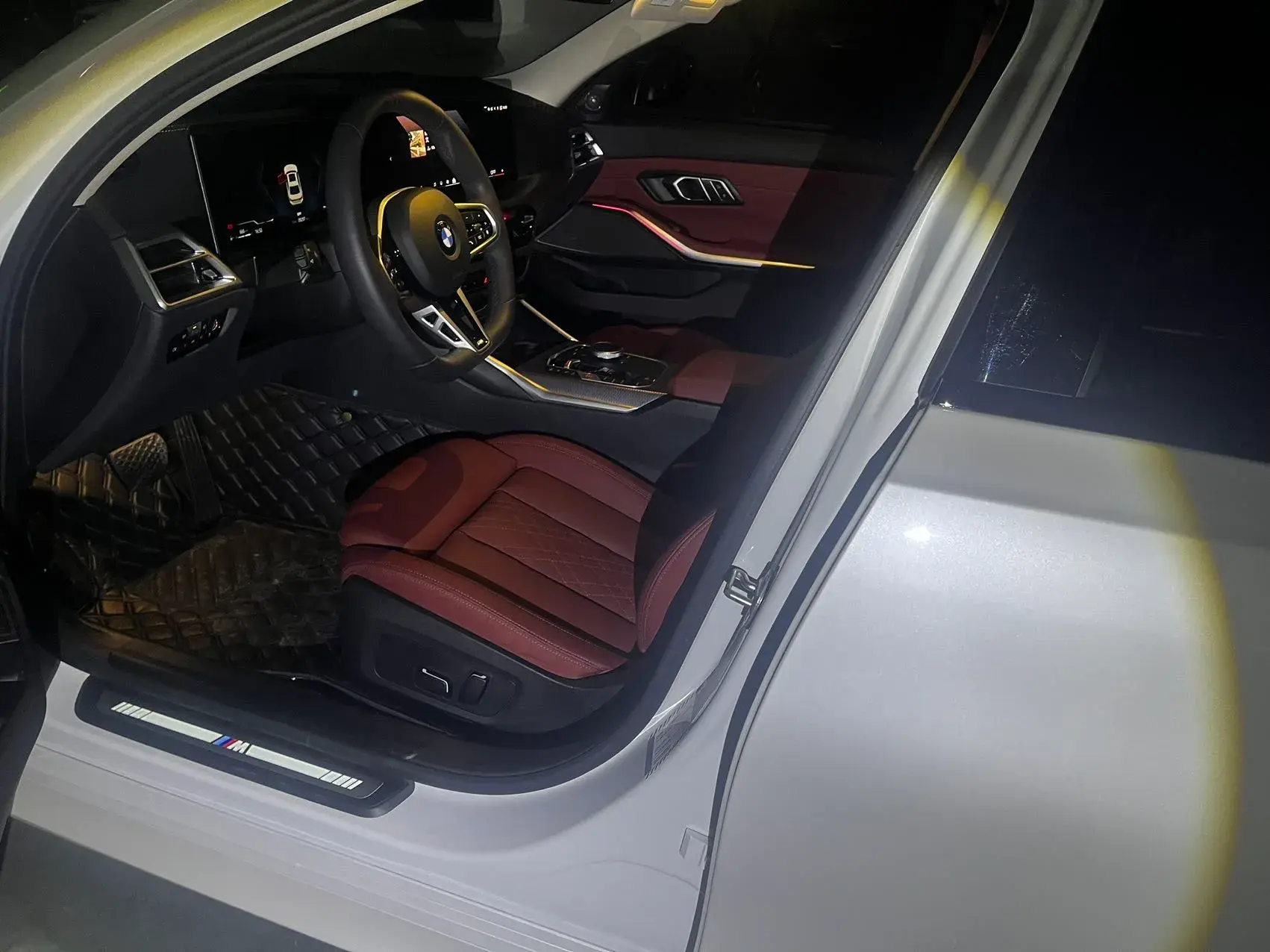 2025 BMW 3 thumbnail 2