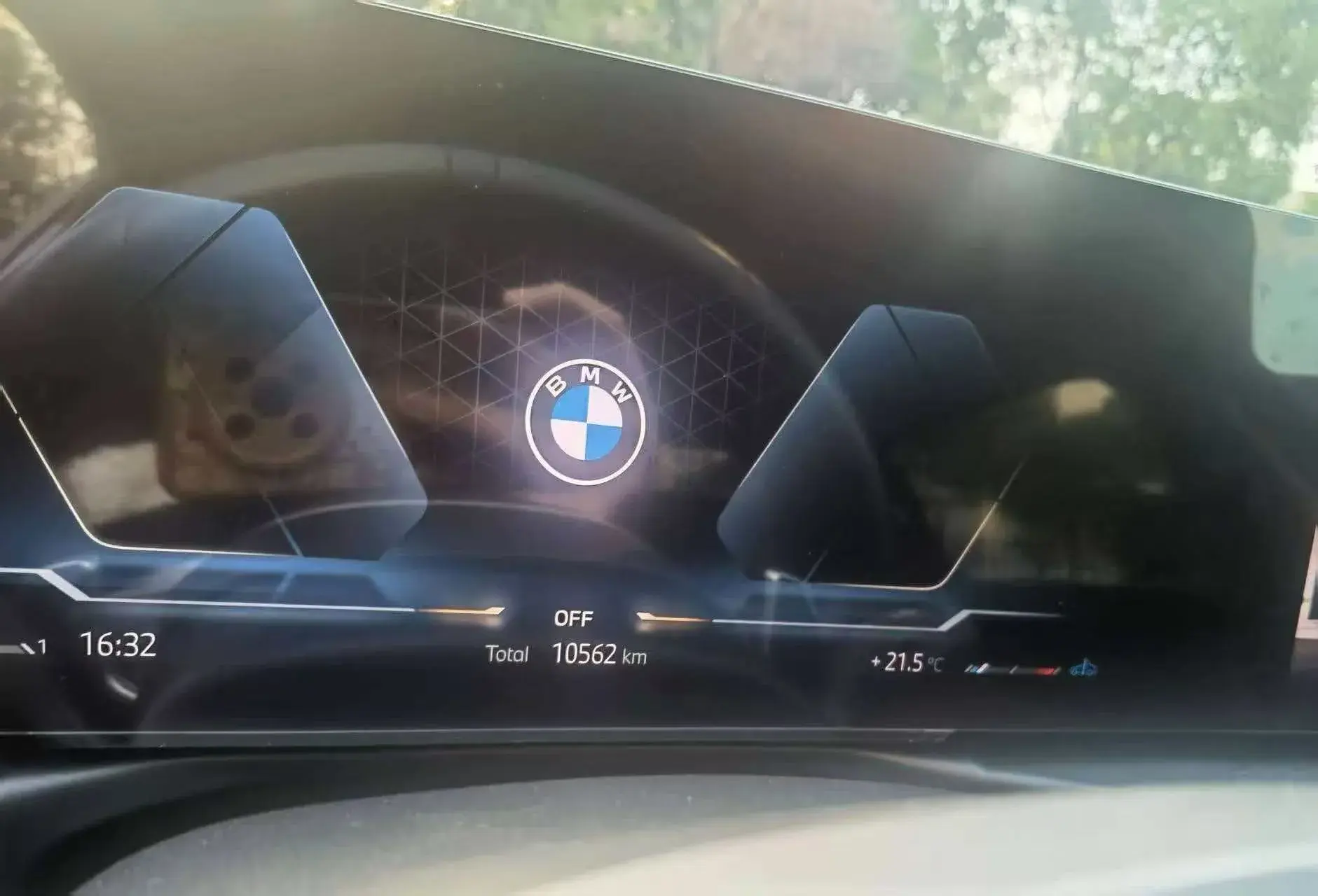 2025 BMW 3 thumbnail 4