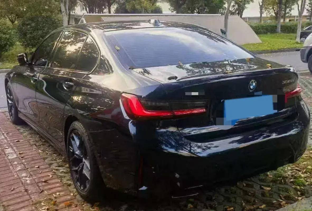 2025 BMW 3 thumbnail 2