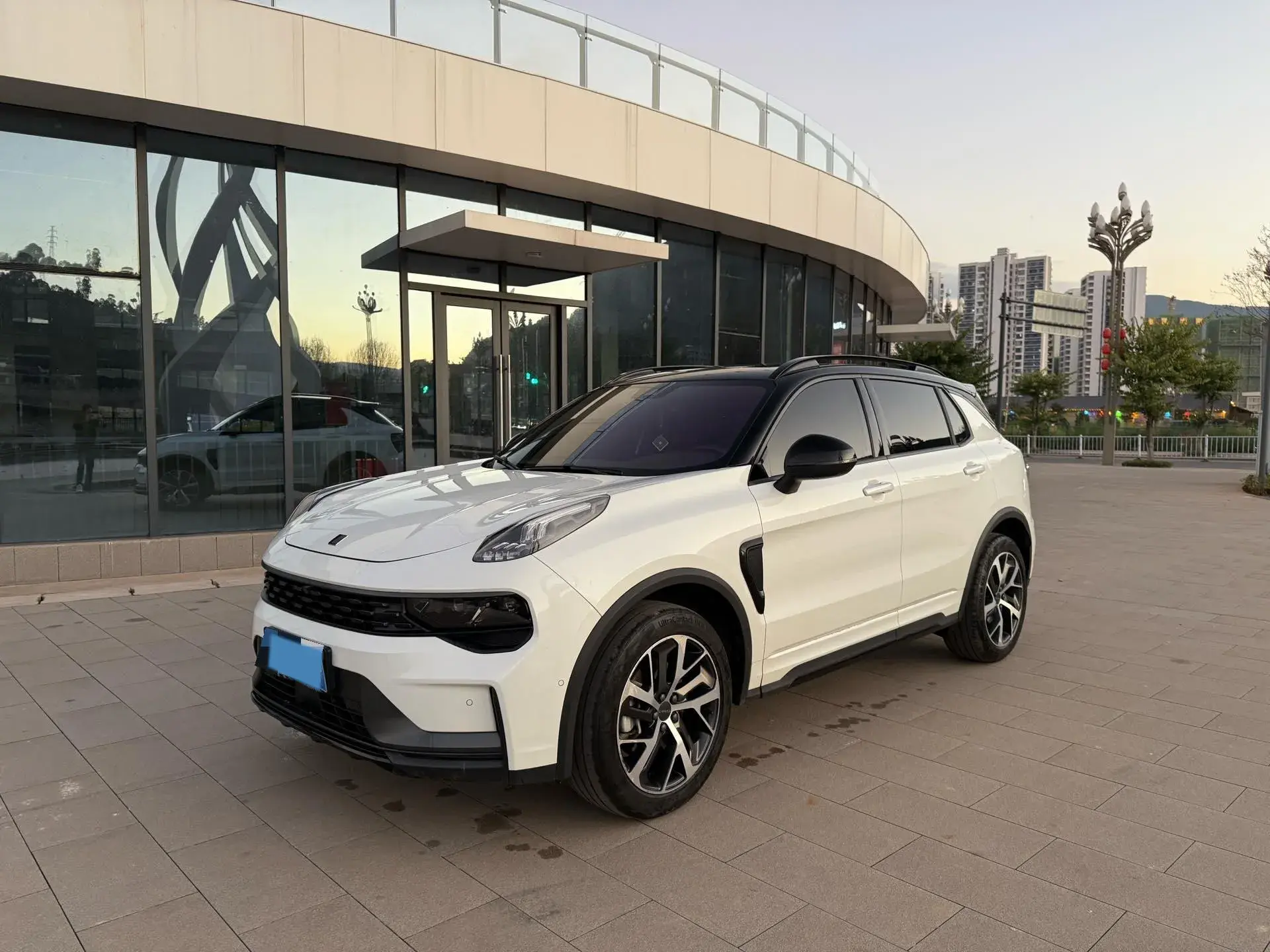 2021 LYNK&CO 01 view 1