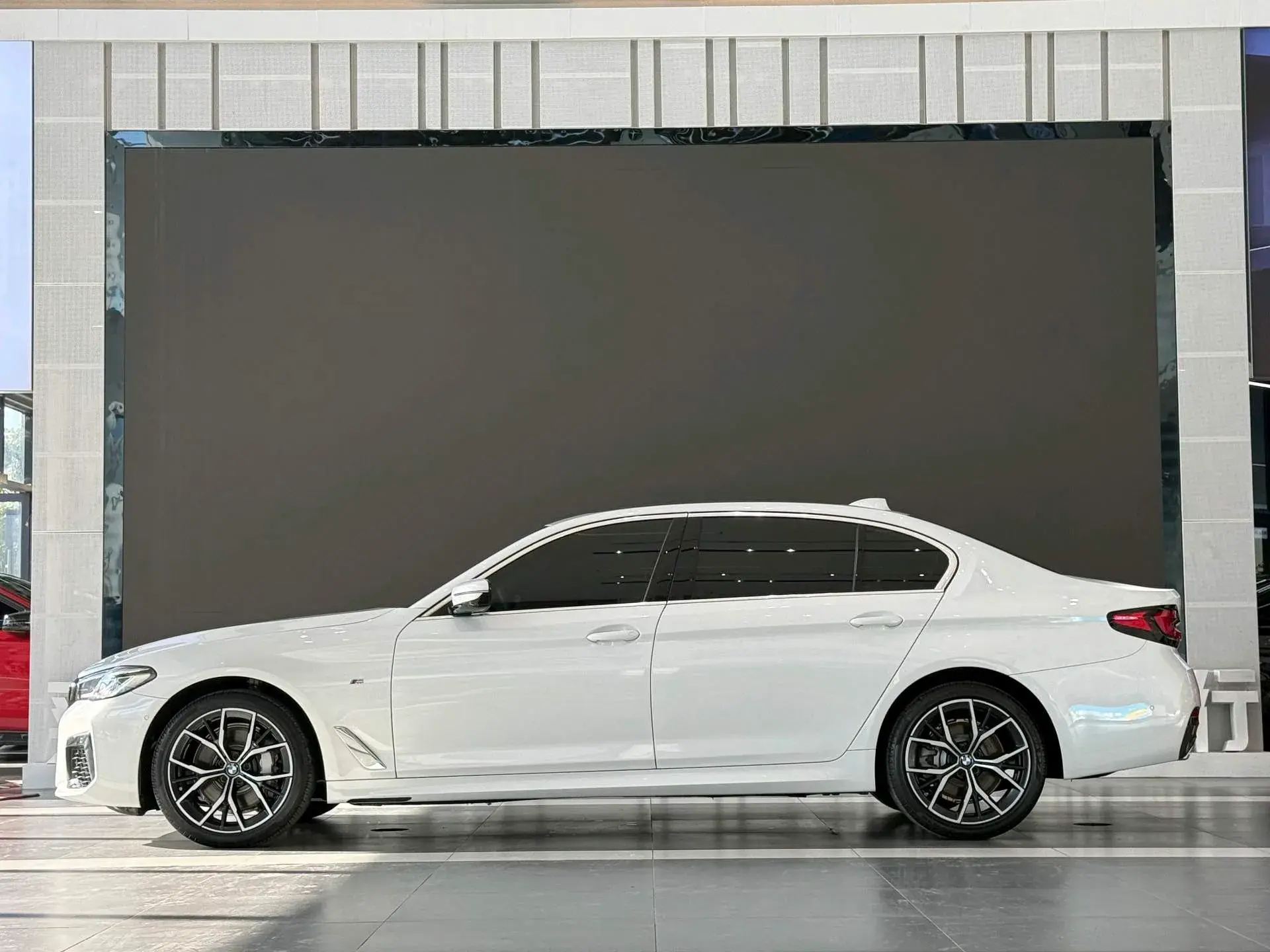 2020 BMW 5 thumbnail 3