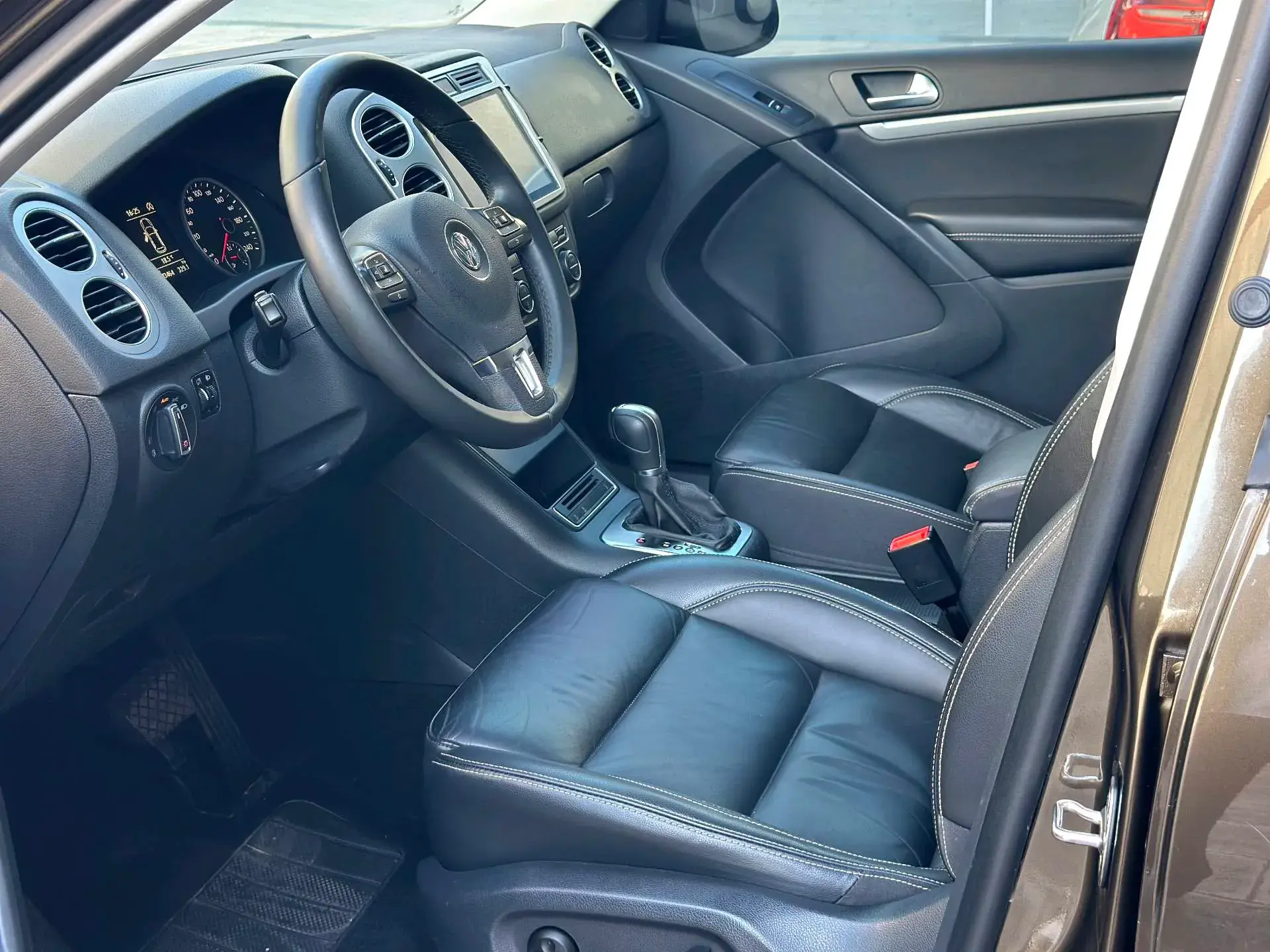 2016 VOLKSWAGEN TIGUAN thumbnail 4