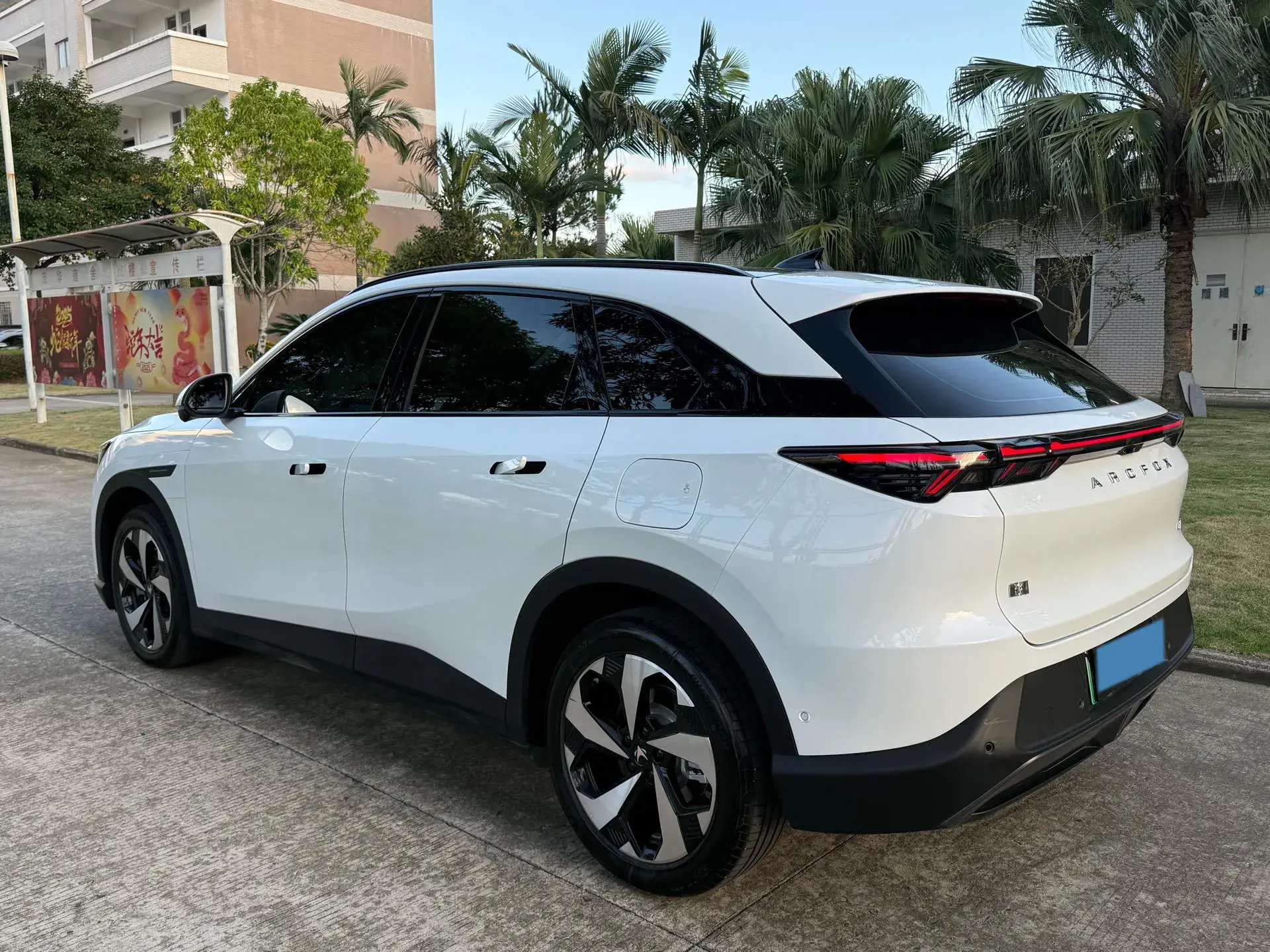 2024 ARCFOX ΑT5 thumbnail 4