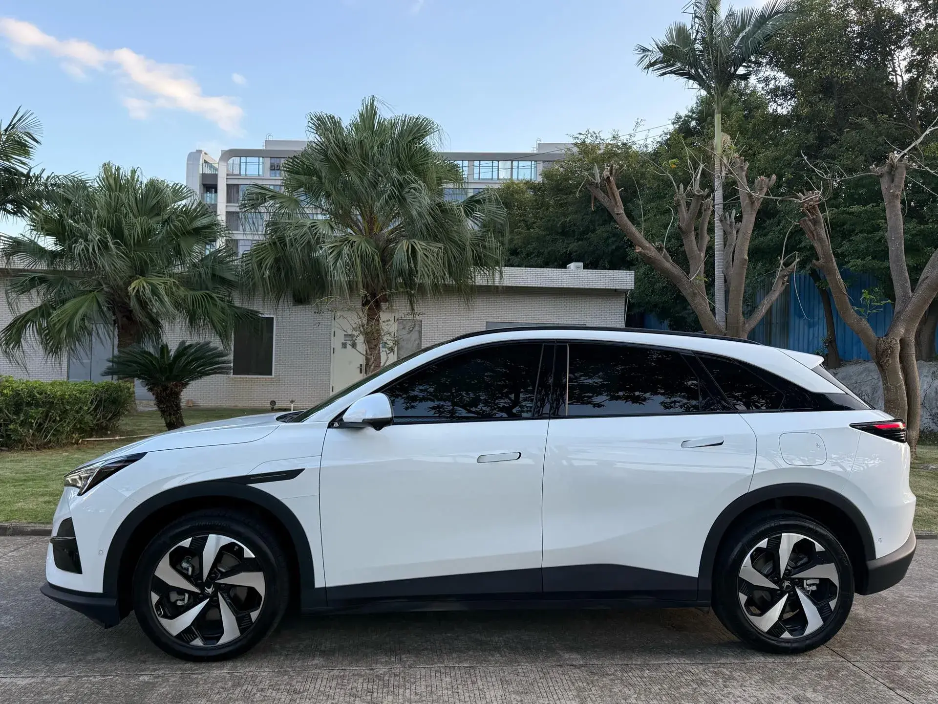 2024 ARCFOX ΑT5 thumbnail 3