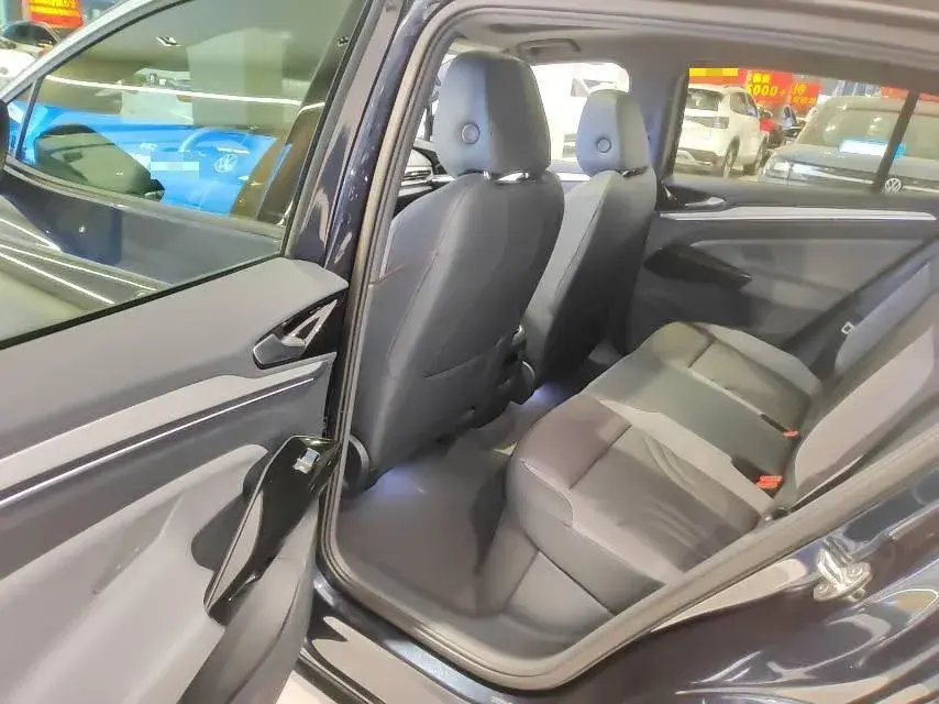 2024 VOLKSWAGEN ID.4 thumbnail 4