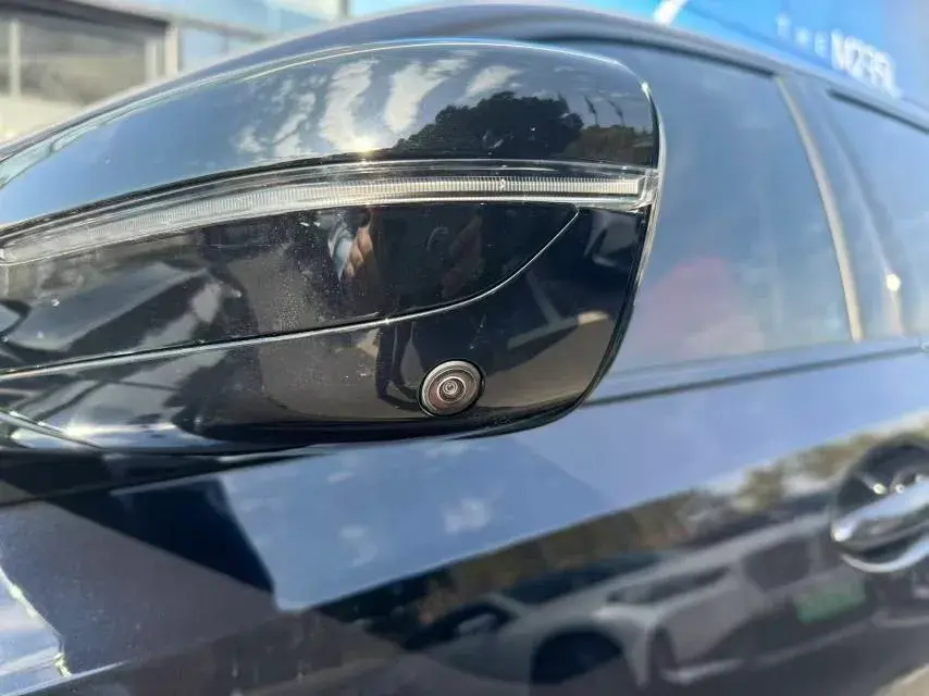 2023 BMW 3 thumbnail 3