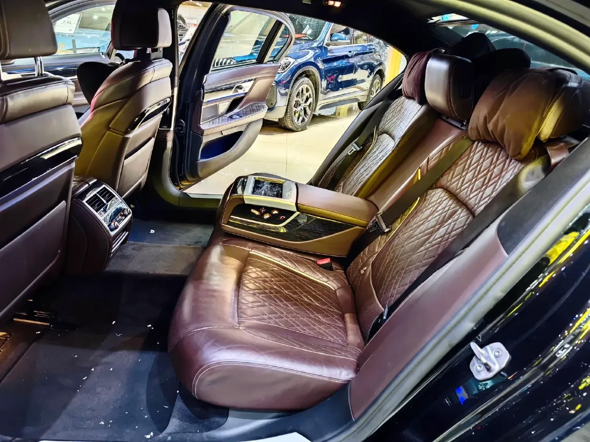 2019 BMW 7 Series 3.0T 340HP L6 8AT,autocango,china used car exporter,china ev exporter,chinese used car exporter,chinese used ev exporter