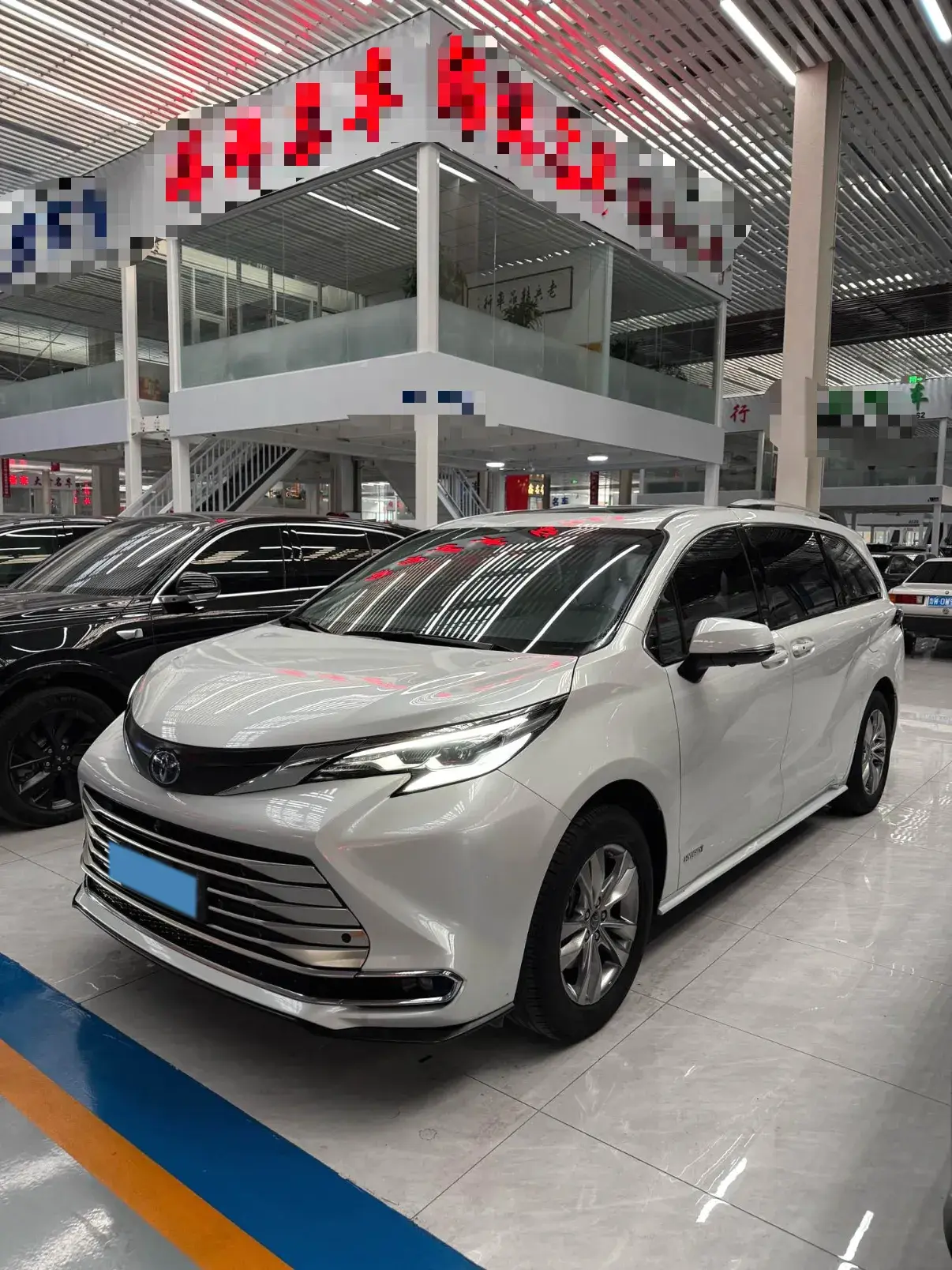 2023 TOYOTA SIENNA view 1