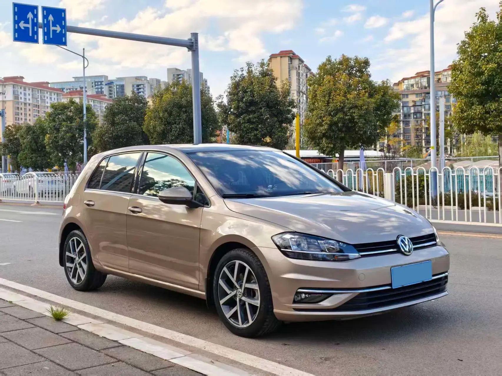 2019 VOLKSWAGEN GOLF thumbnail 3