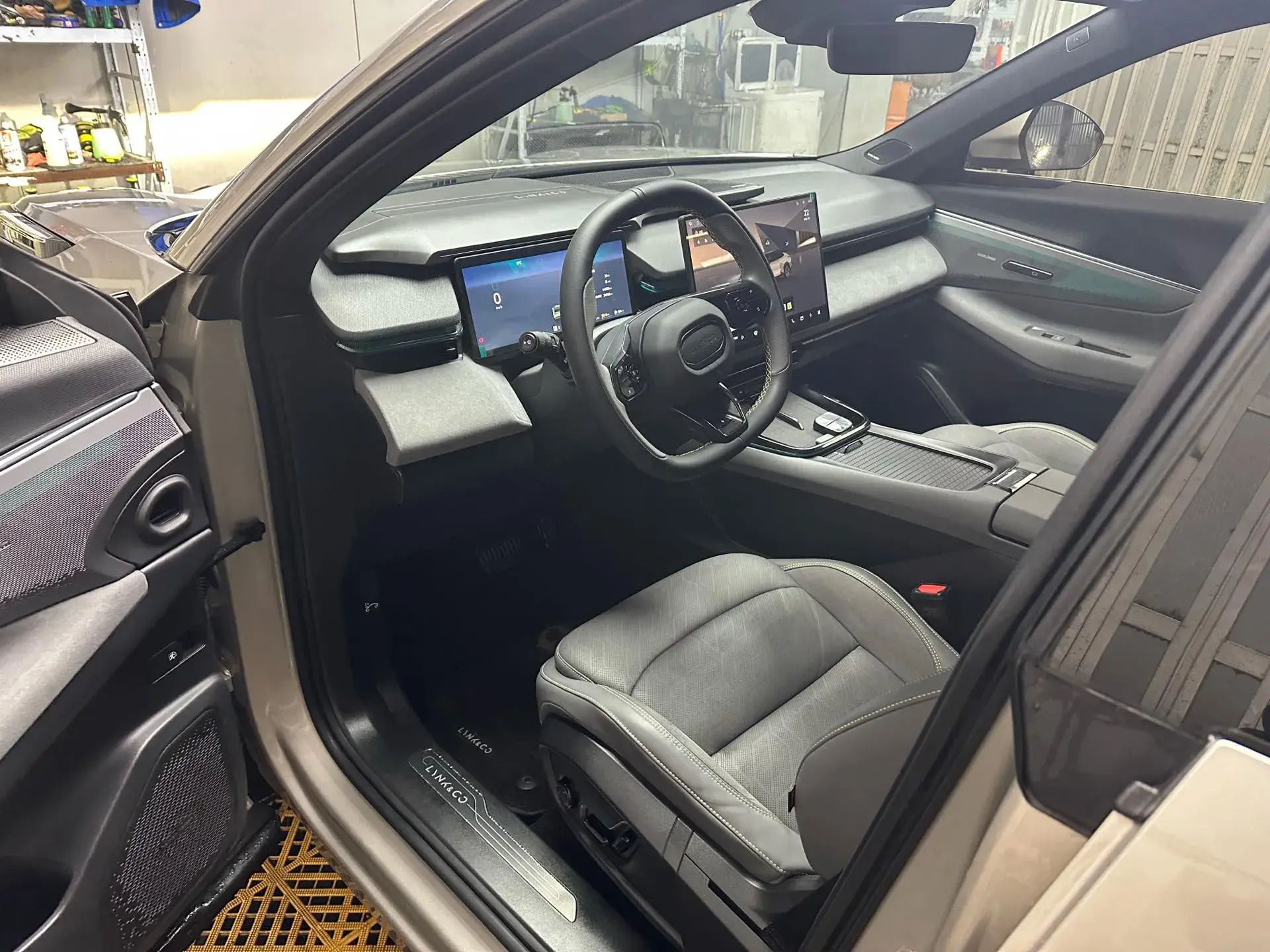 2023 LYNK&CO 08 thumbnail 2