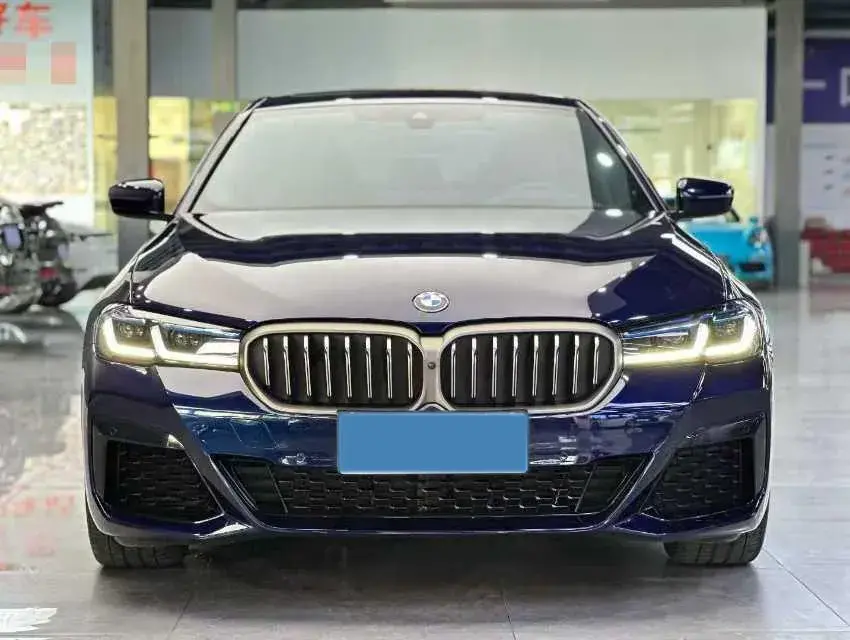 2022 BMW 5 thumbnail 2