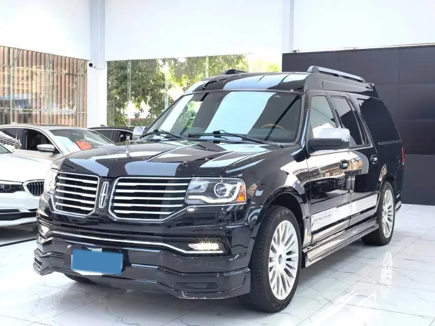 2017 LINCOLN NAVIGATOR view 1