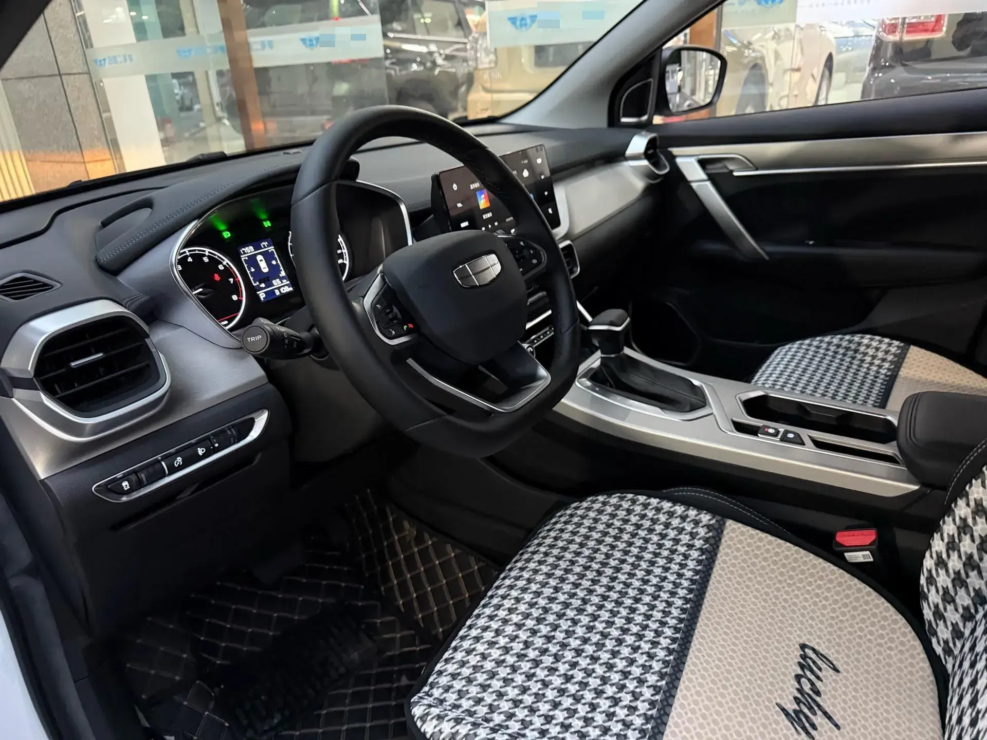 2025 GEELY COOLRAY thumbnail 4