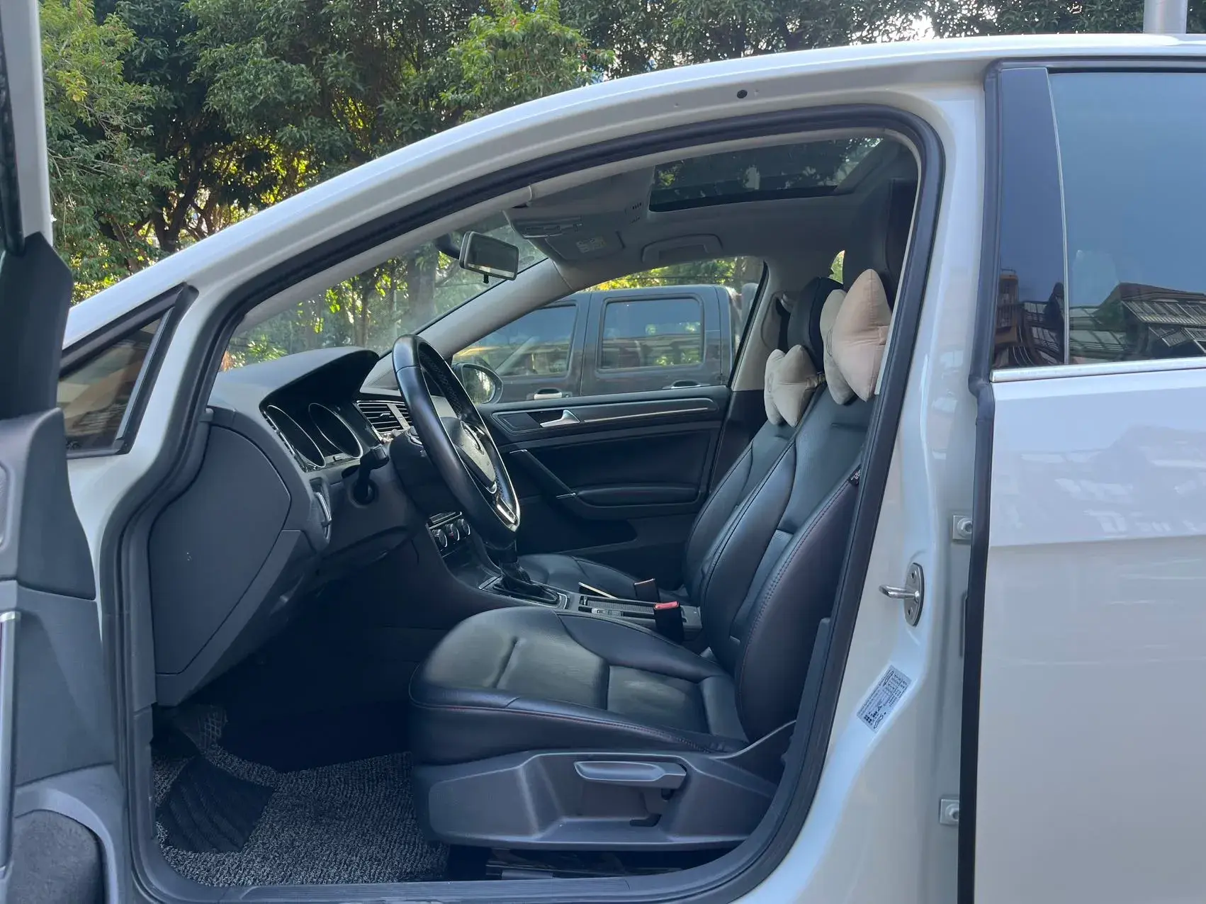 2017 VOLKSWAGEN GOLF thumbnail 4