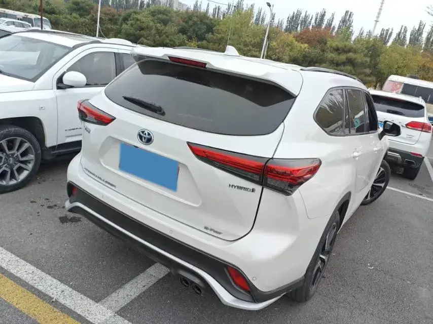 2021 TOYOTA CROWN thumbnail 4