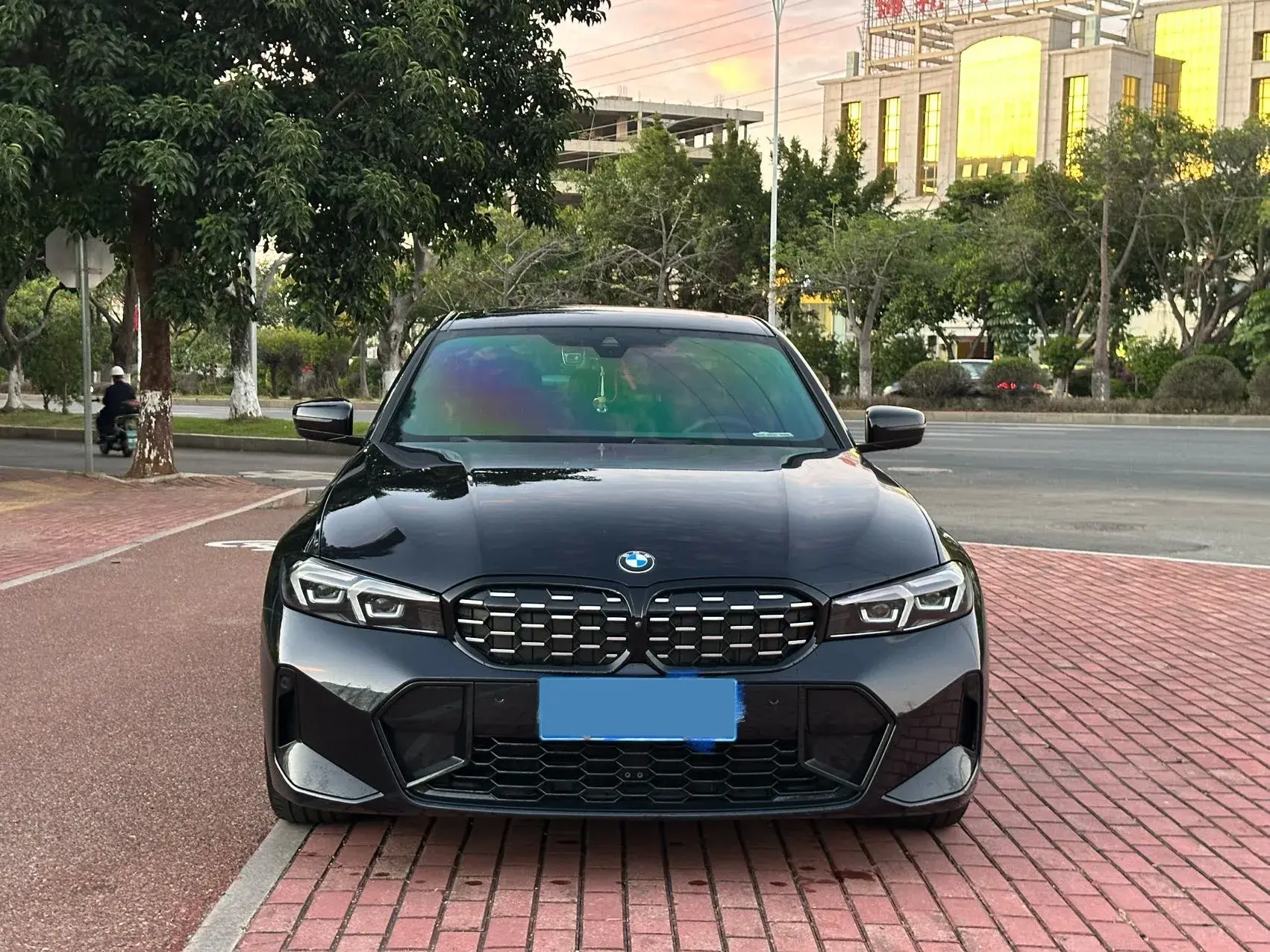 2024 BMW 3 thumbnail 2