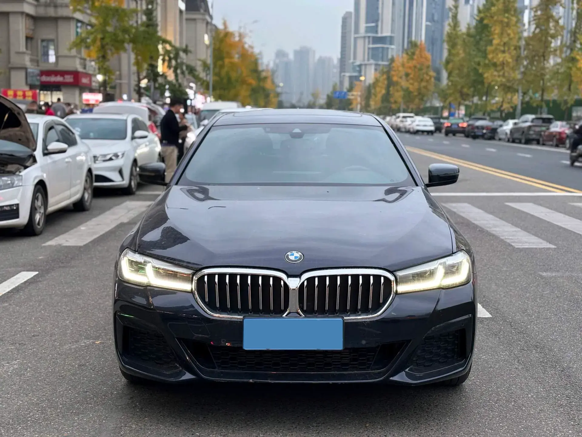 2022 BMW 5 thumbnail 2