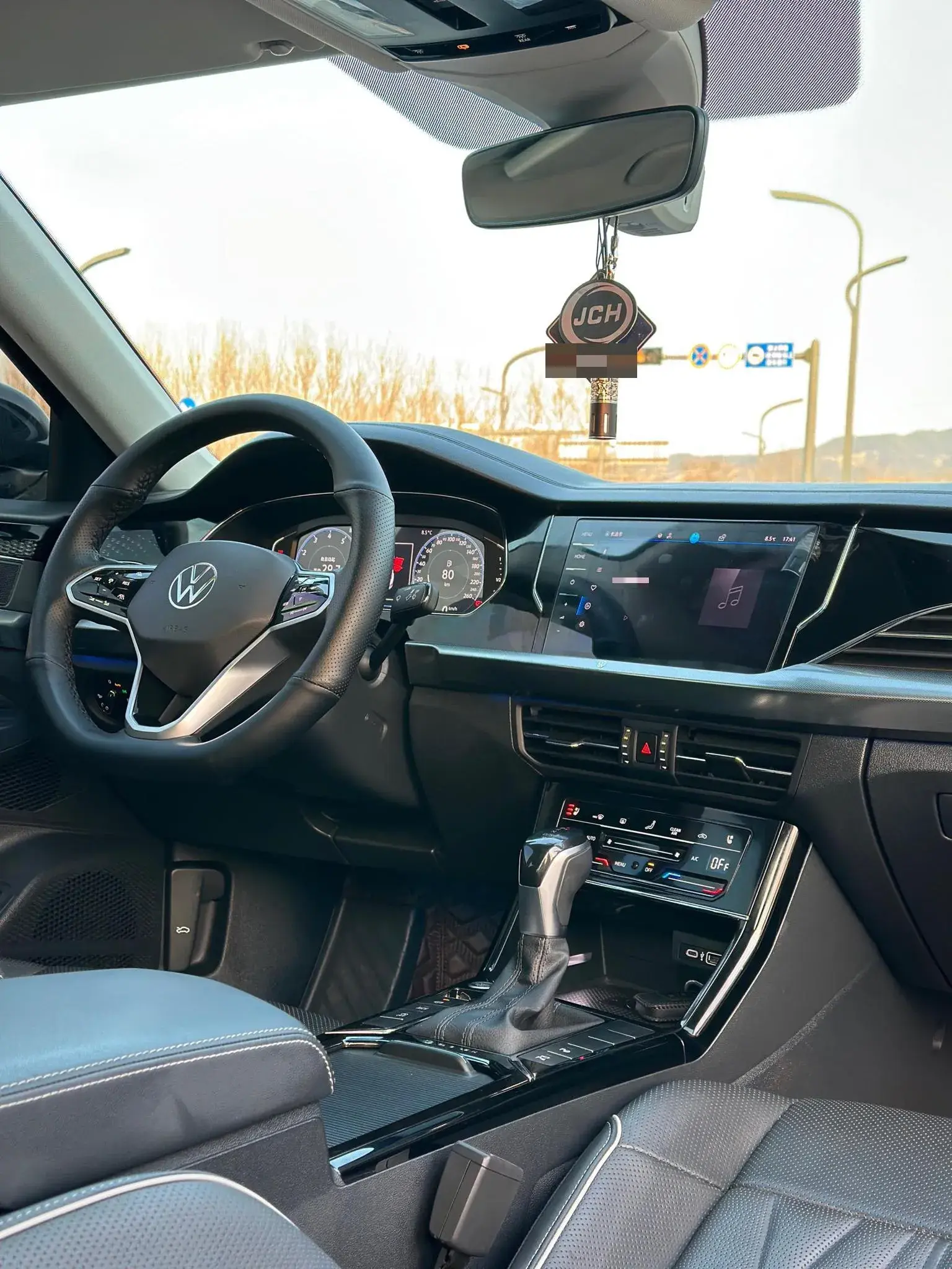 2023 VOLKSWAGEN PASSAT thumbnail 4