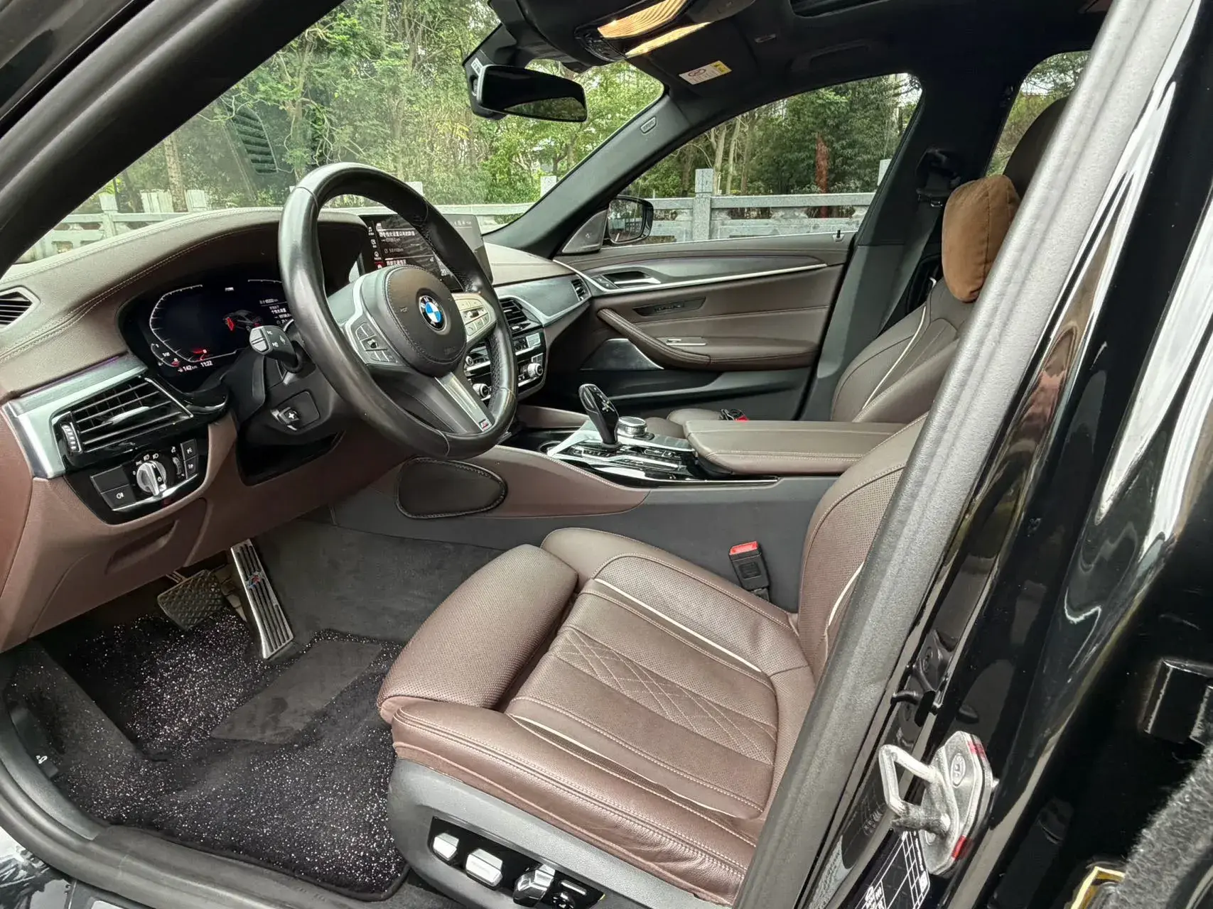 2023 BMW 5 thumbnail 2