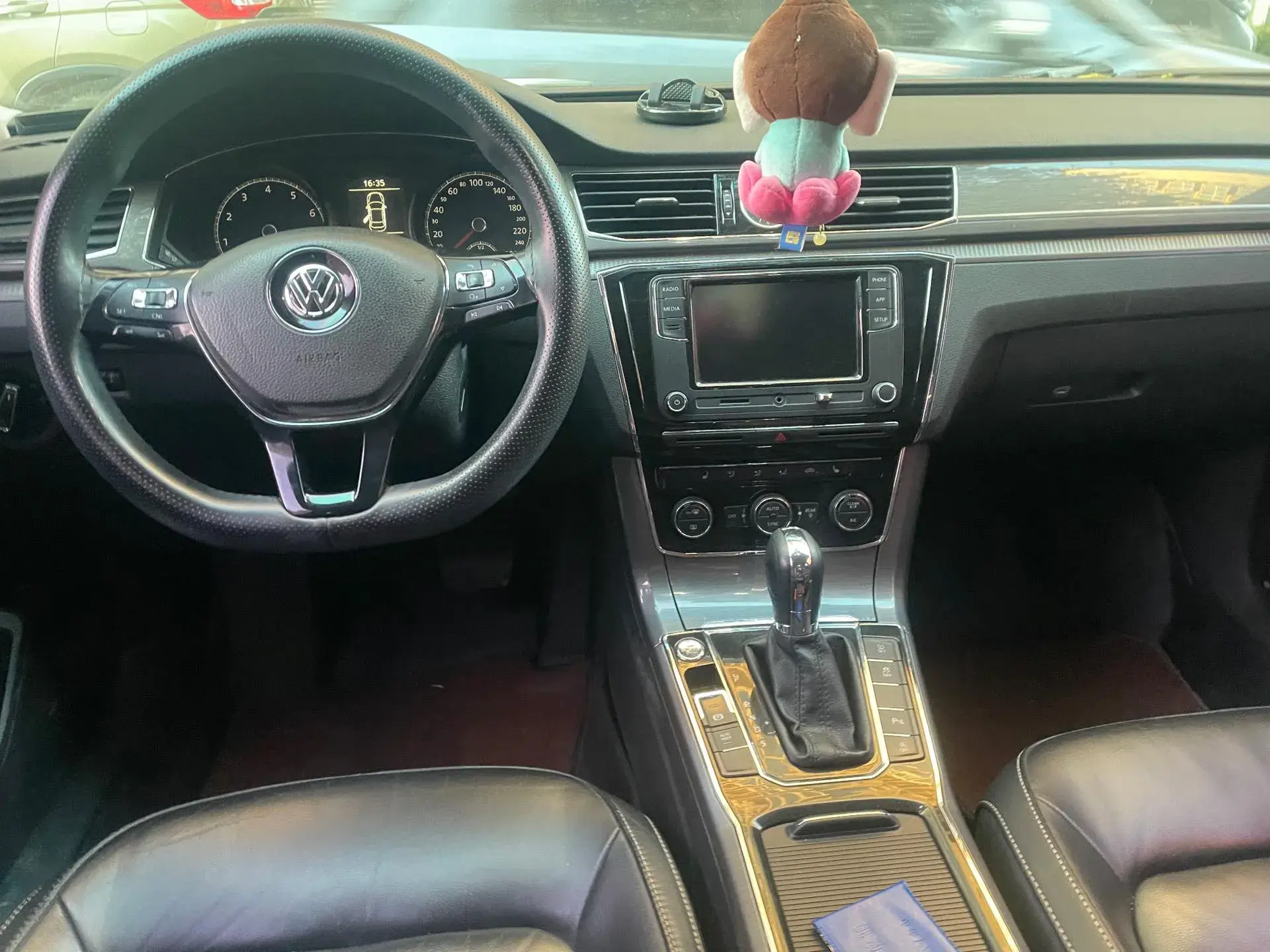 2017 VOLKSWAGEN PASSAT thumbnail 4