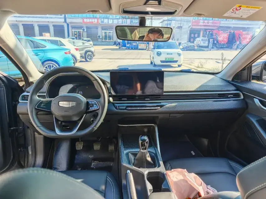 2025 GEELY EMGRAND thumbnail 3