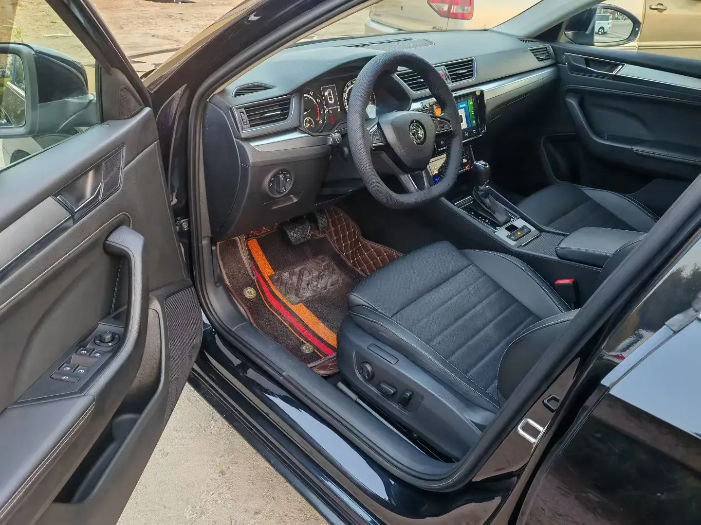 2019 SKODA SUPERB thumbnail 2