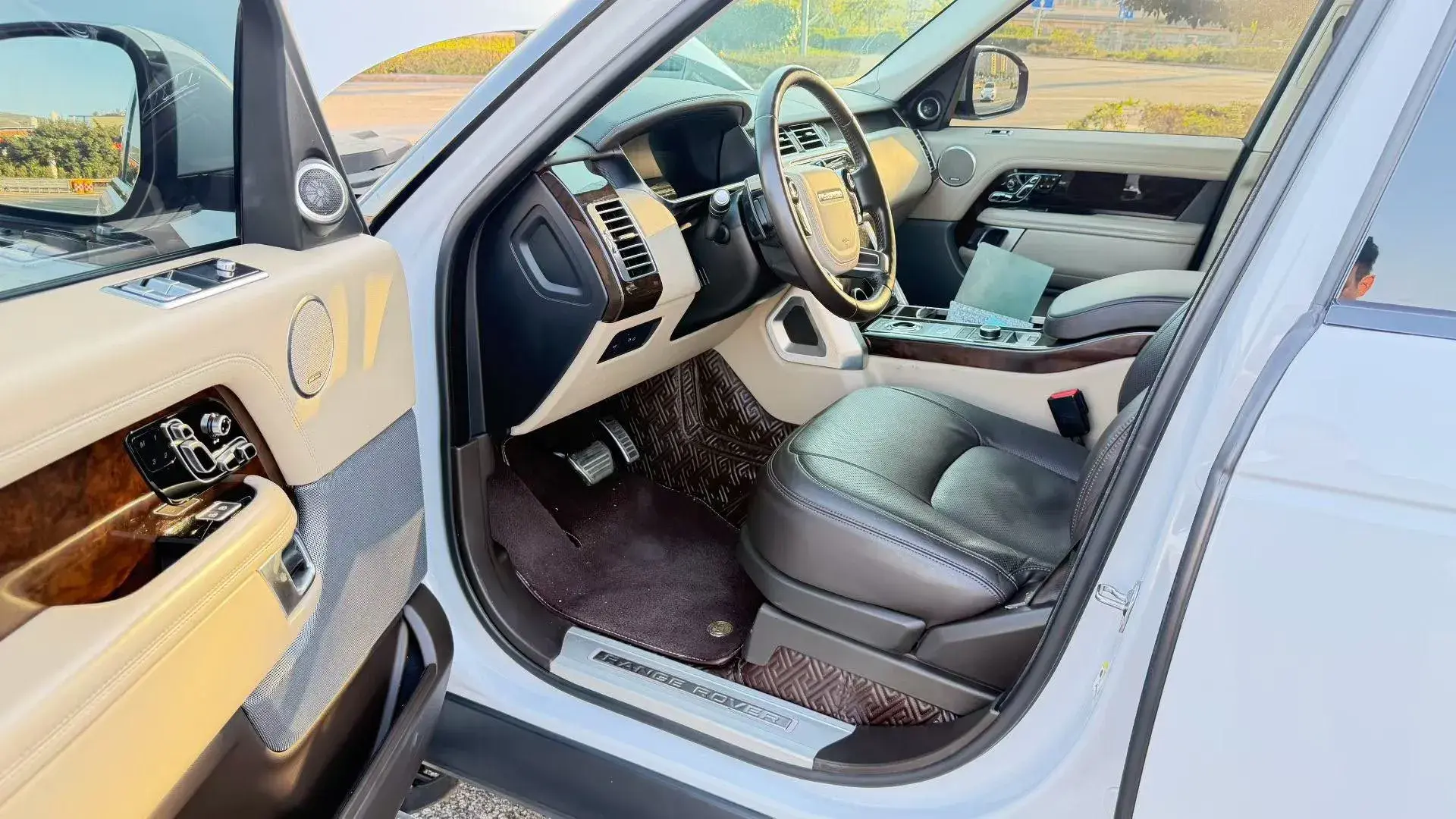 2021 LAND ROVER thumbnail 4