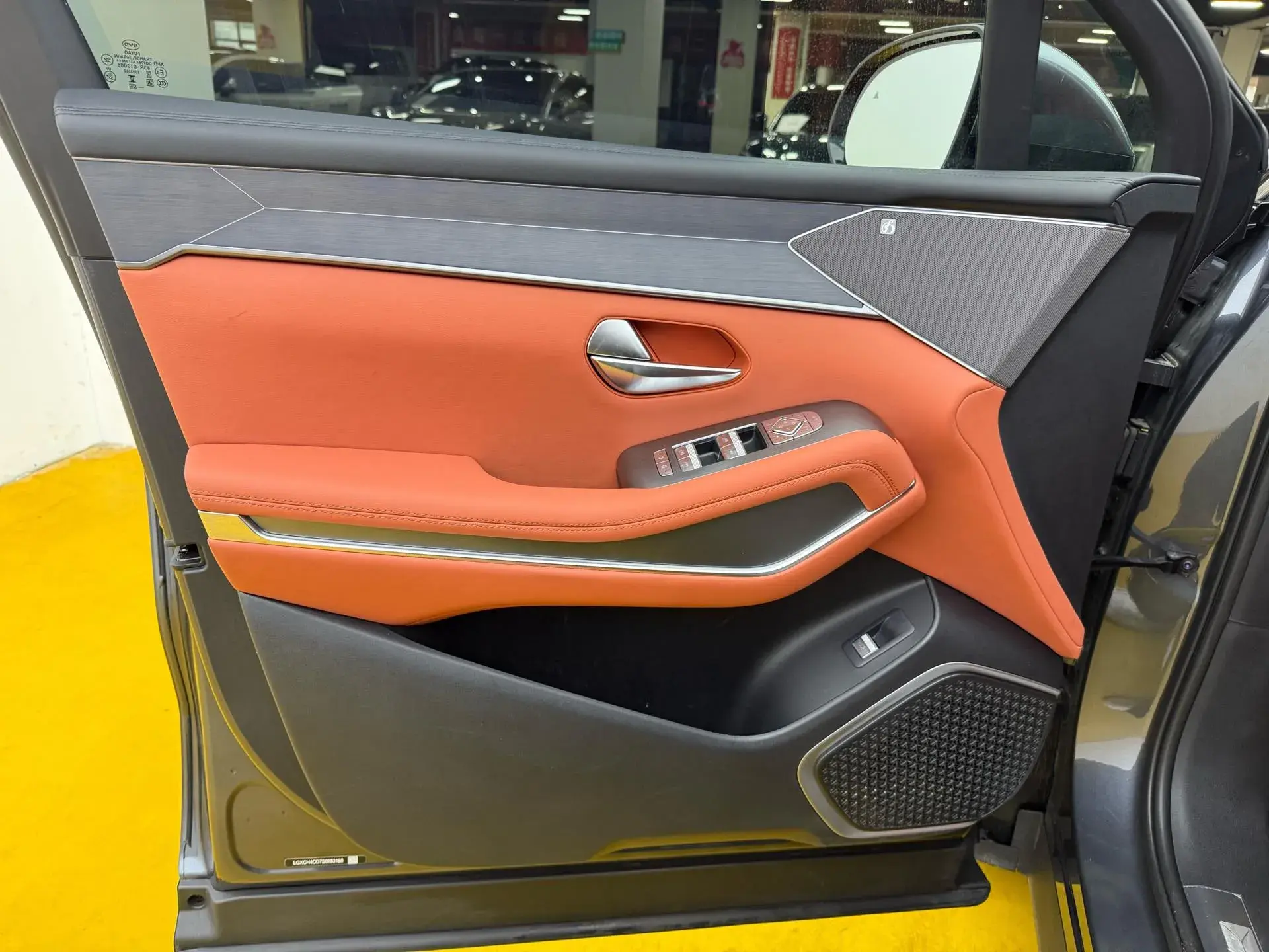 2025 BYD TANGL thumbnail 3