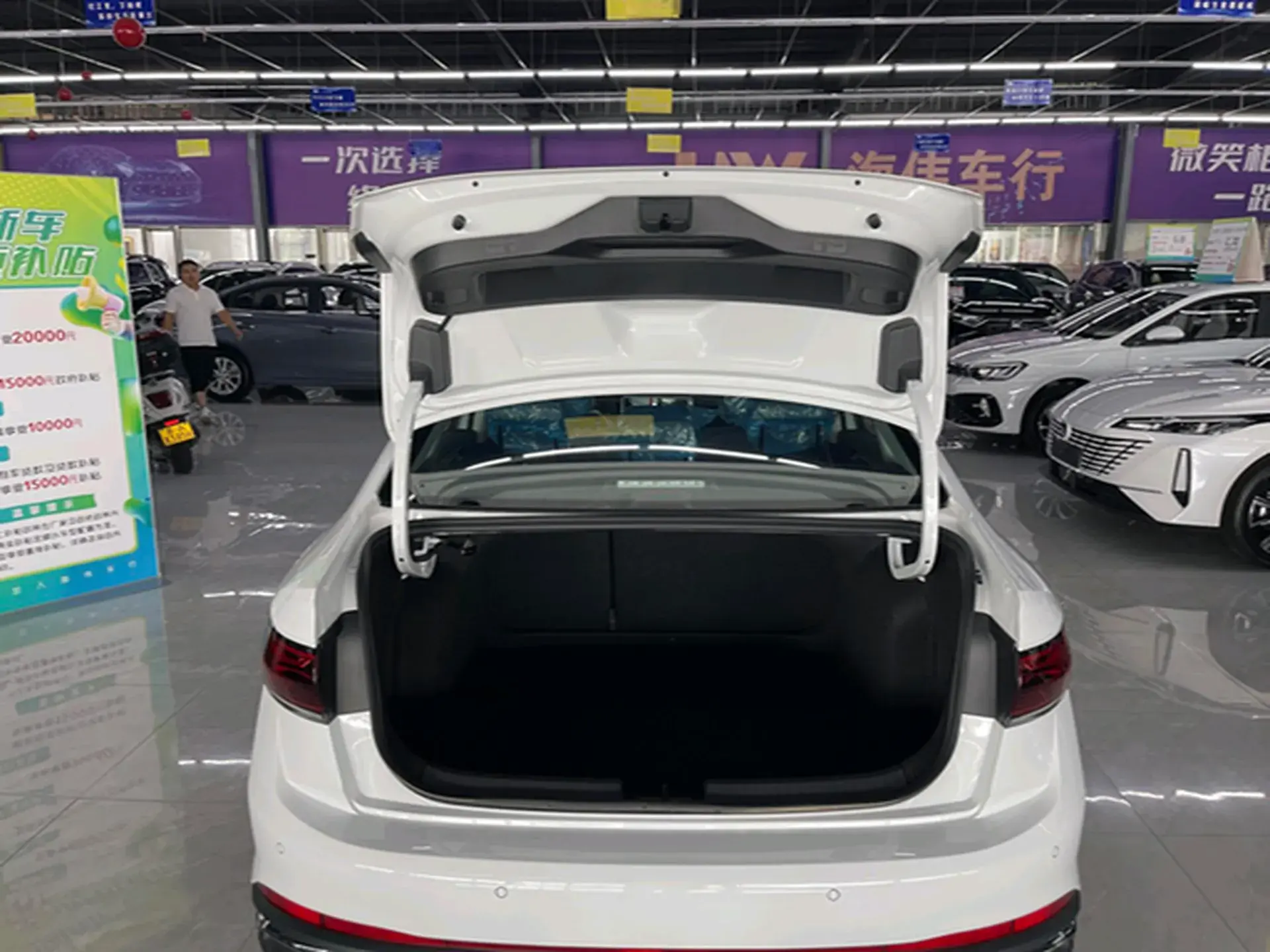 2024 VOLKSWAGEN SAGITAR thumbnail 4