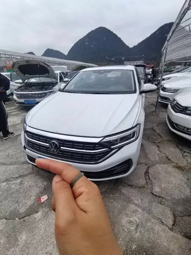 2023 VOLKSWAGEN SAGITAR view 1