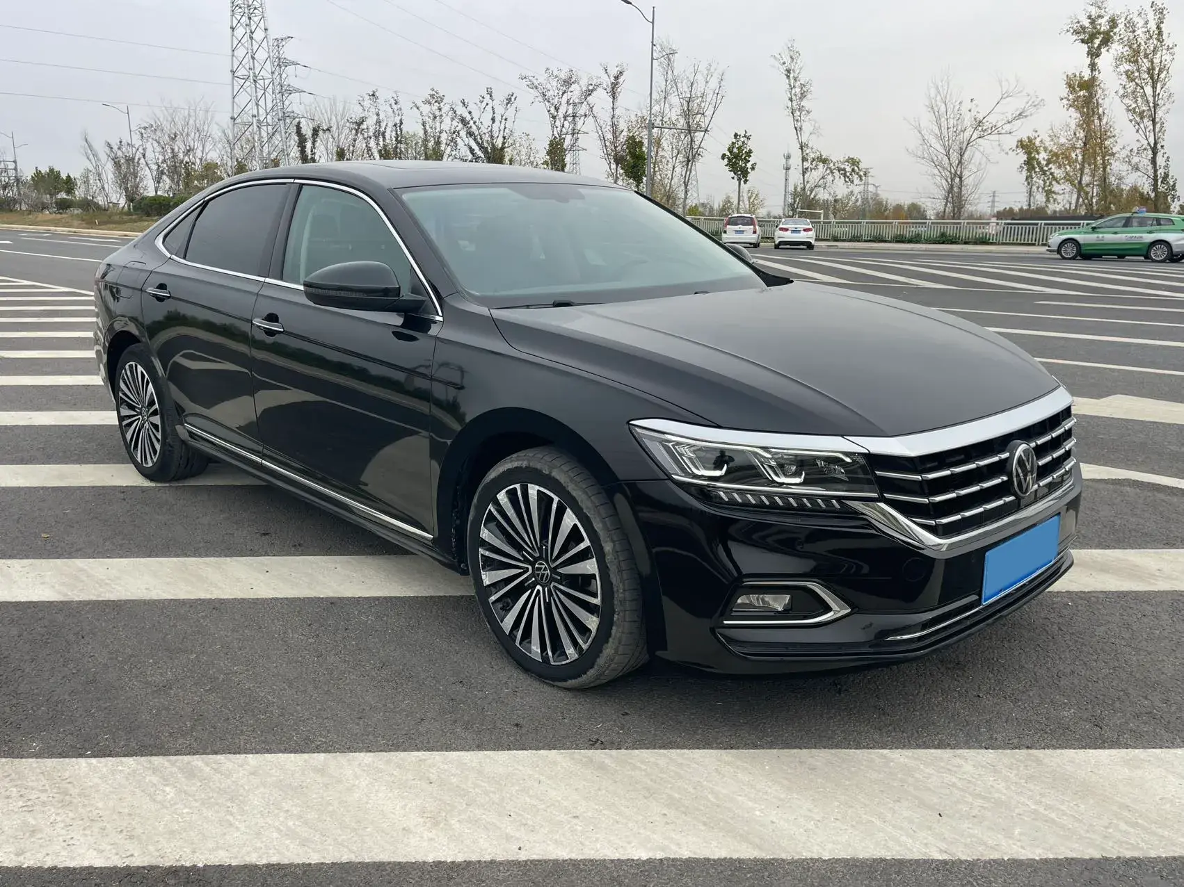 2021 VOLKSWAGEN PASSAT thumbnail 3