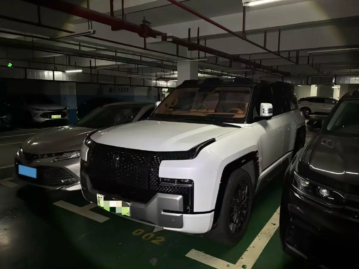 2023 YangWang U8 2.0T 272HP L4 REEV 49.05KWH