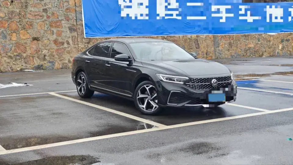 2023 VOLKSWAGEN PASSAT thumbnail 3