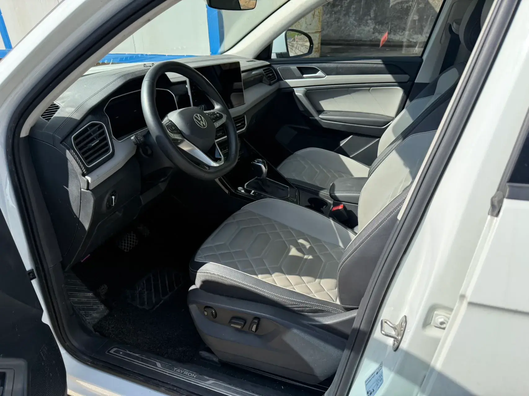2023 VOLKSWAGEN TAYRON thumbnail 4