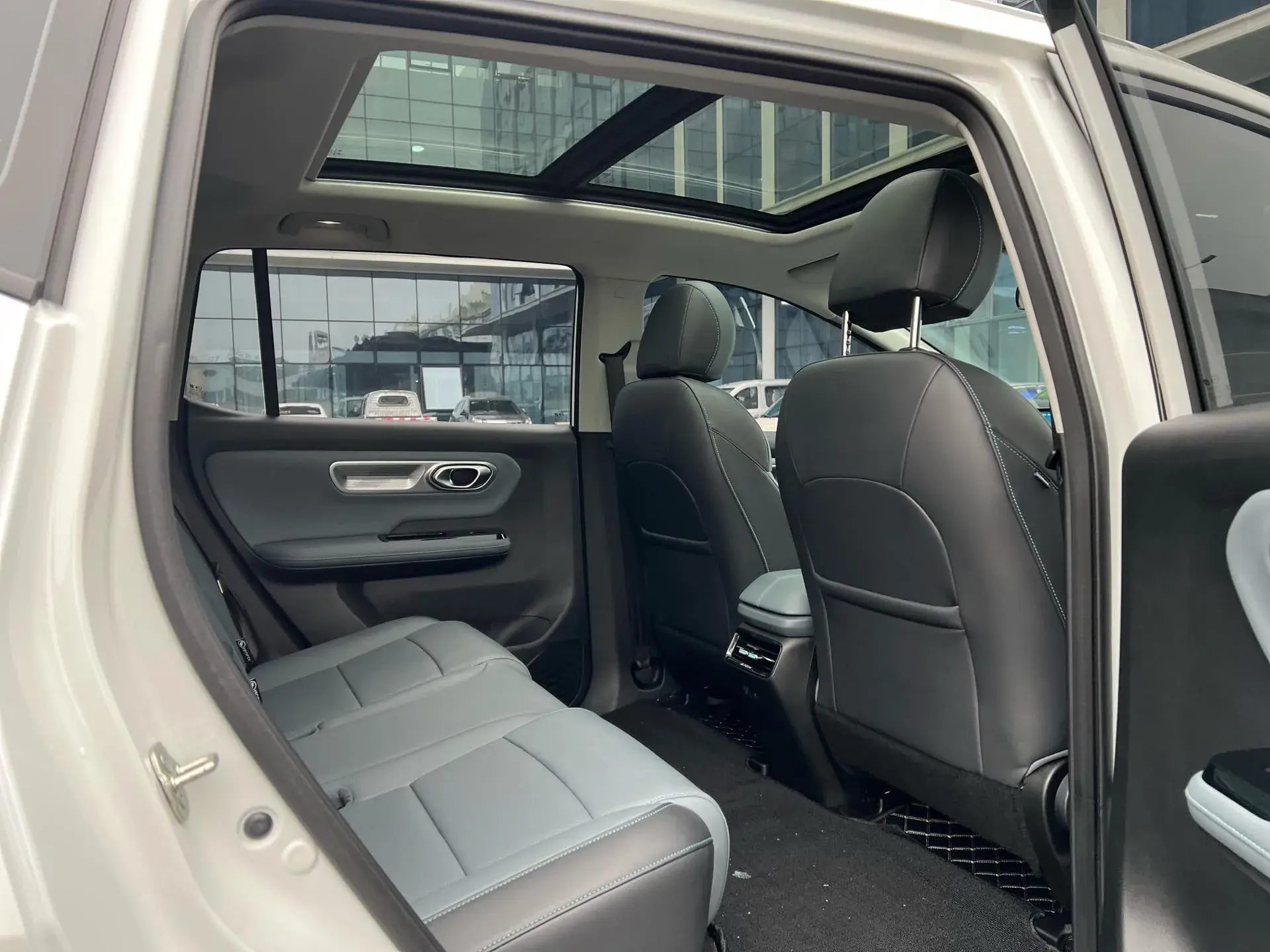 2023 AION Y thumbnail 4