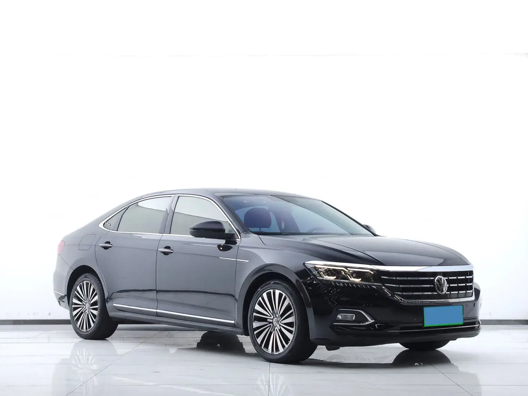 2019 VOLKSWAGEN PASSAT thumbnail 3