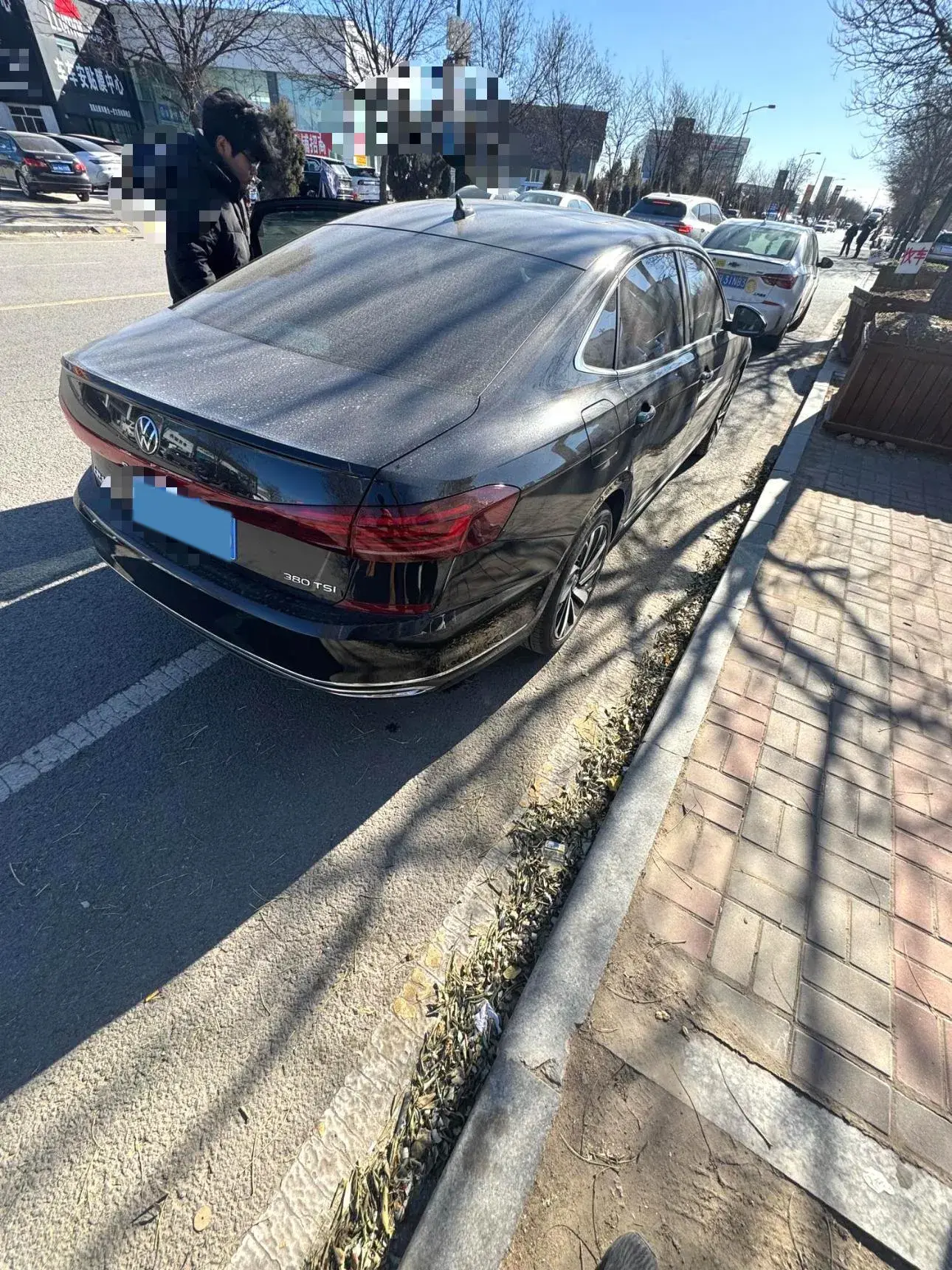 2024 VOLKSWAGEN PASSAT thumbnail 4