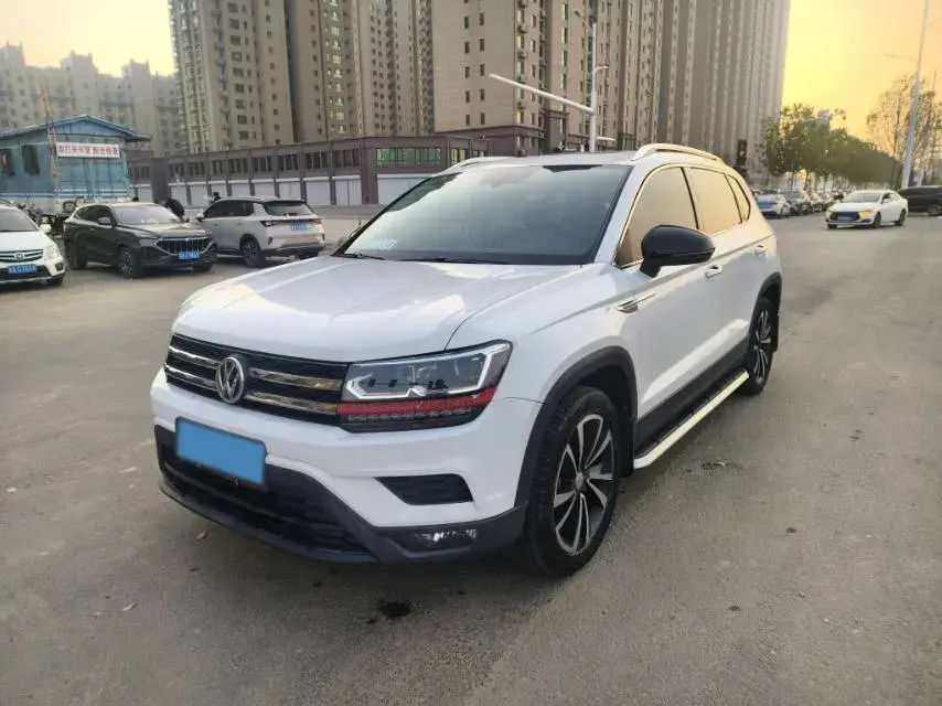 2019 VOLKSWAGEN THARU view 1