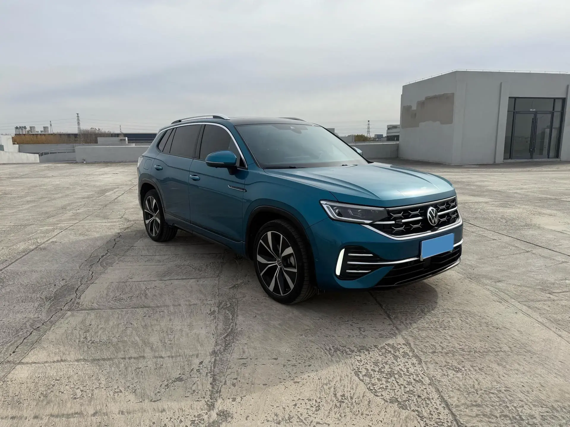 2023 VOLKSWAGEN TAYRON thumbnail 3